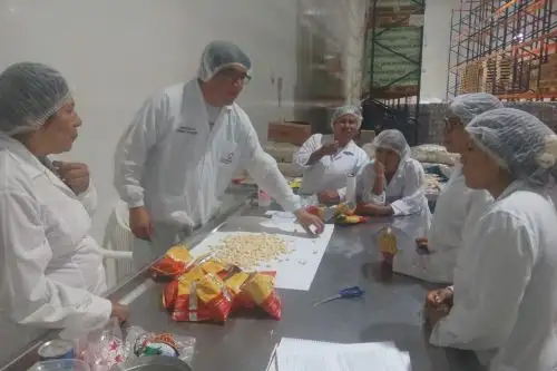 Líderes y presidentes de las comunidades indígenas de la selva central participaron en la supervisión del almacén de uno de los proveedores de Qali Warma.