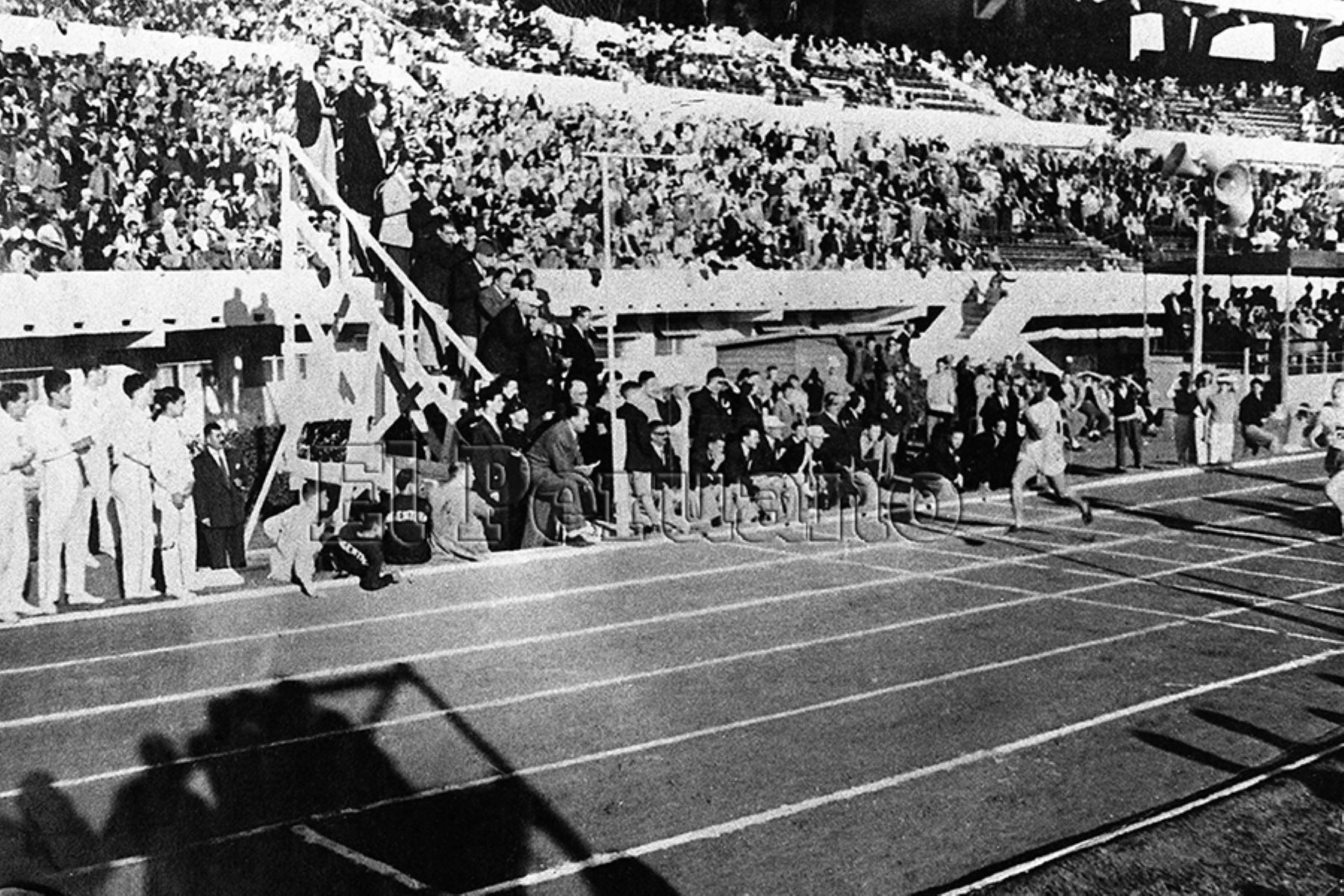 Preciso instante en que Julia Sánchez cruza la meta y se consagra campeona panamericana en Buenos Aires (1951). Foto: Archivo Histórico de EL PERUANO