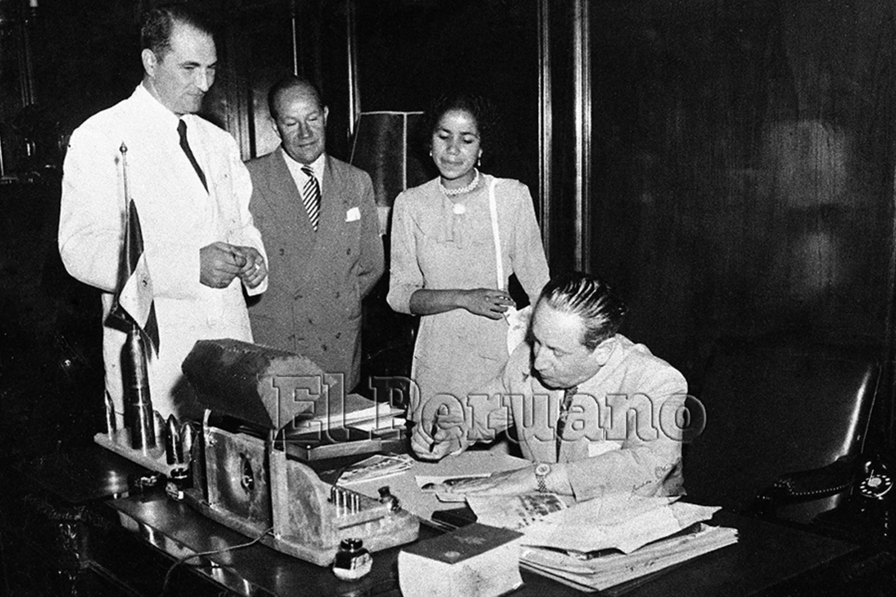 El presidente Manuel A. Odría recibe en Palacio de Gobierno a la campeona panamericana Julia Sánchez (1951). Foto: Archivo Histórico de EL PERUANO
