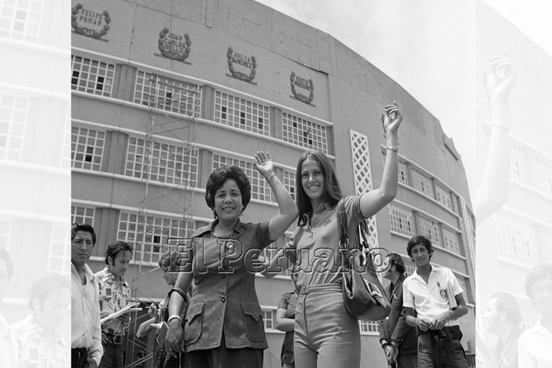 Junto al nombre de Edith Noeding figura el de Julia Sánchez Deza con los laureles deportivos en el Estadio Nacional (1976). Foto: Archivo Histórico de EL PERUANO