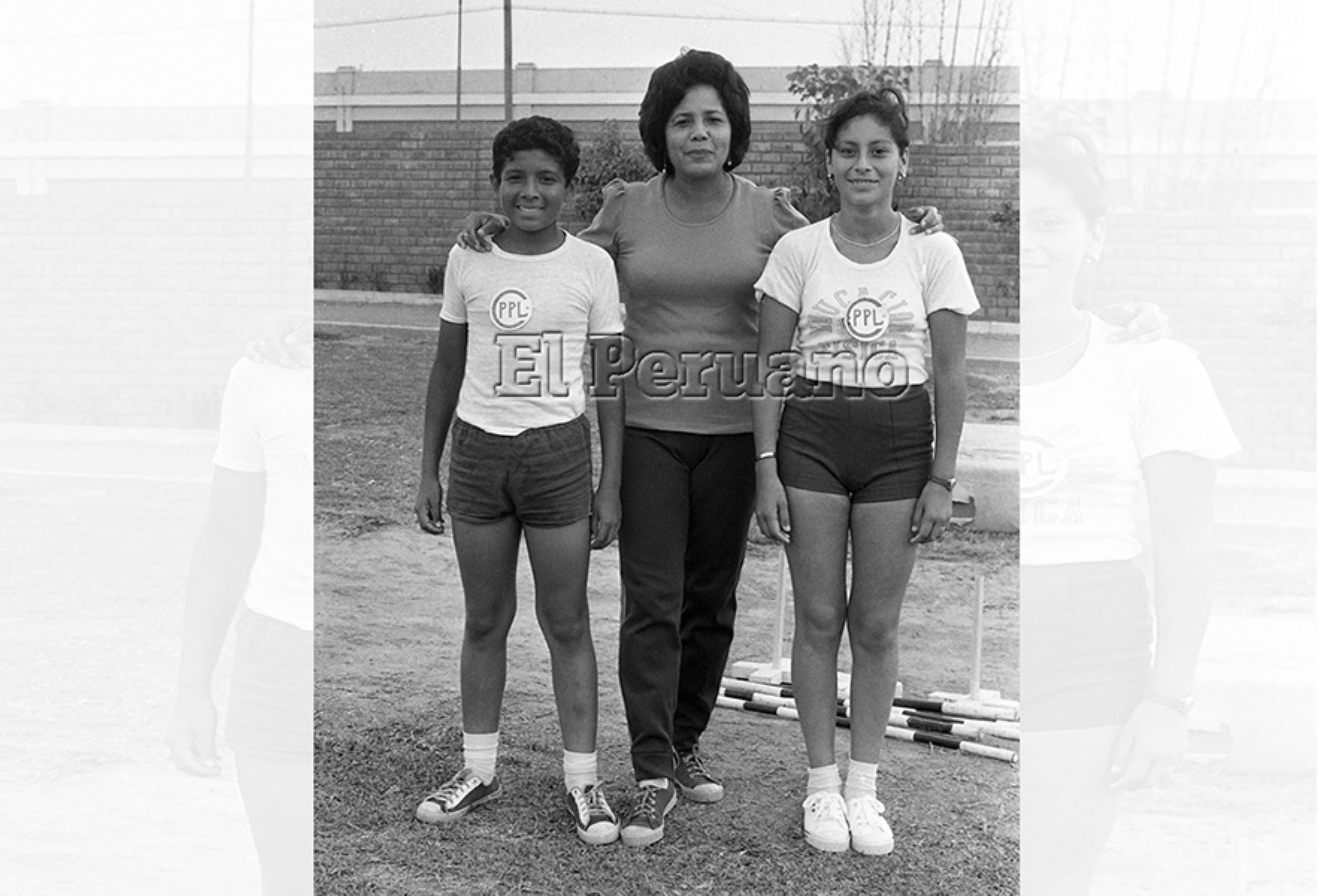 Julia Sánchez con sus hijos Jorge Augusto y María del Carmen en su etapa de formadora de nuevos valores (1979). Foto: Archivo Histórico de EL PERUANO