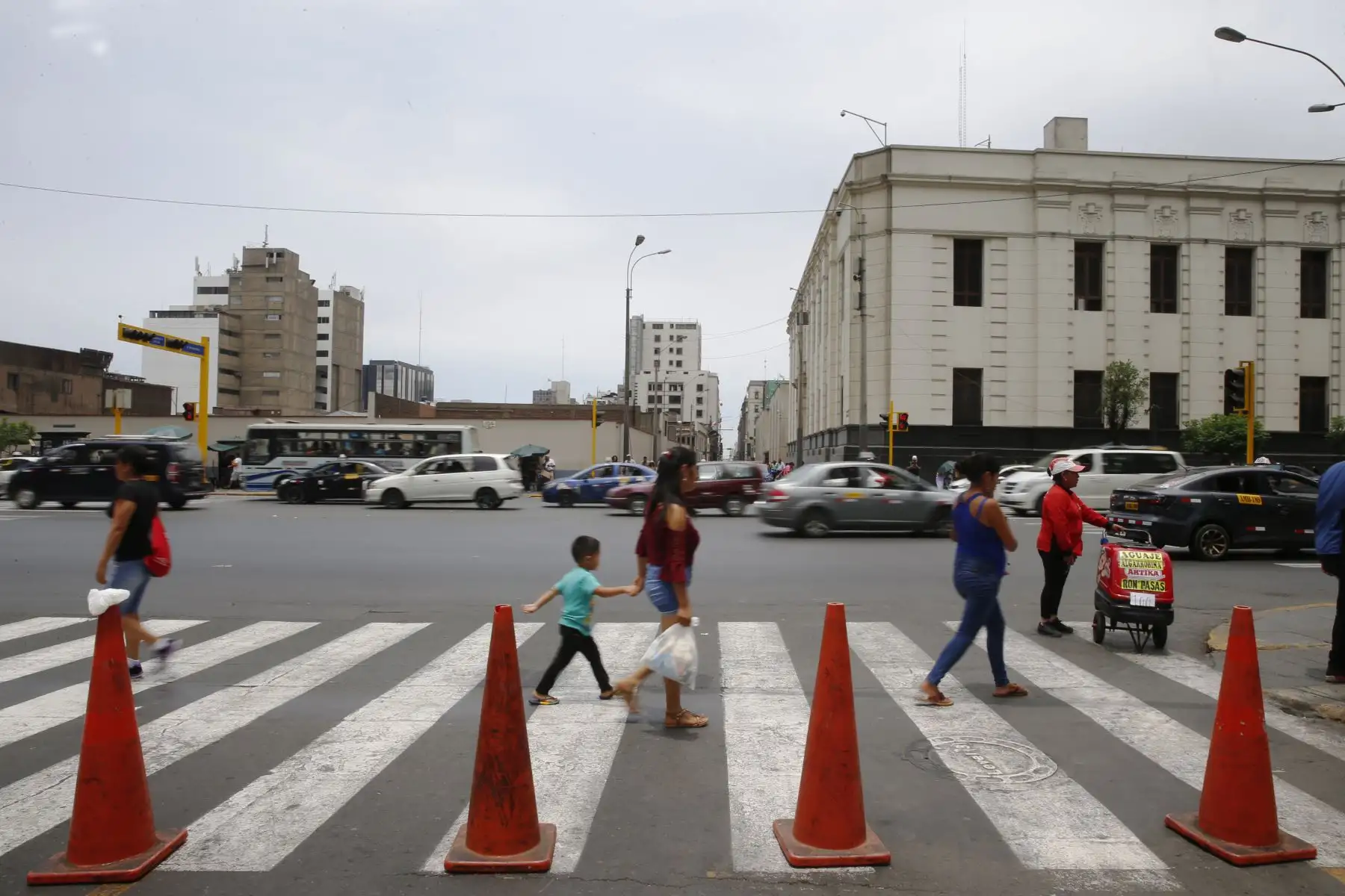 Street Photo Lima, Perú. Peatones transitan por la Av. Abancay. Foto: ANDINA/Nathalie Sayago