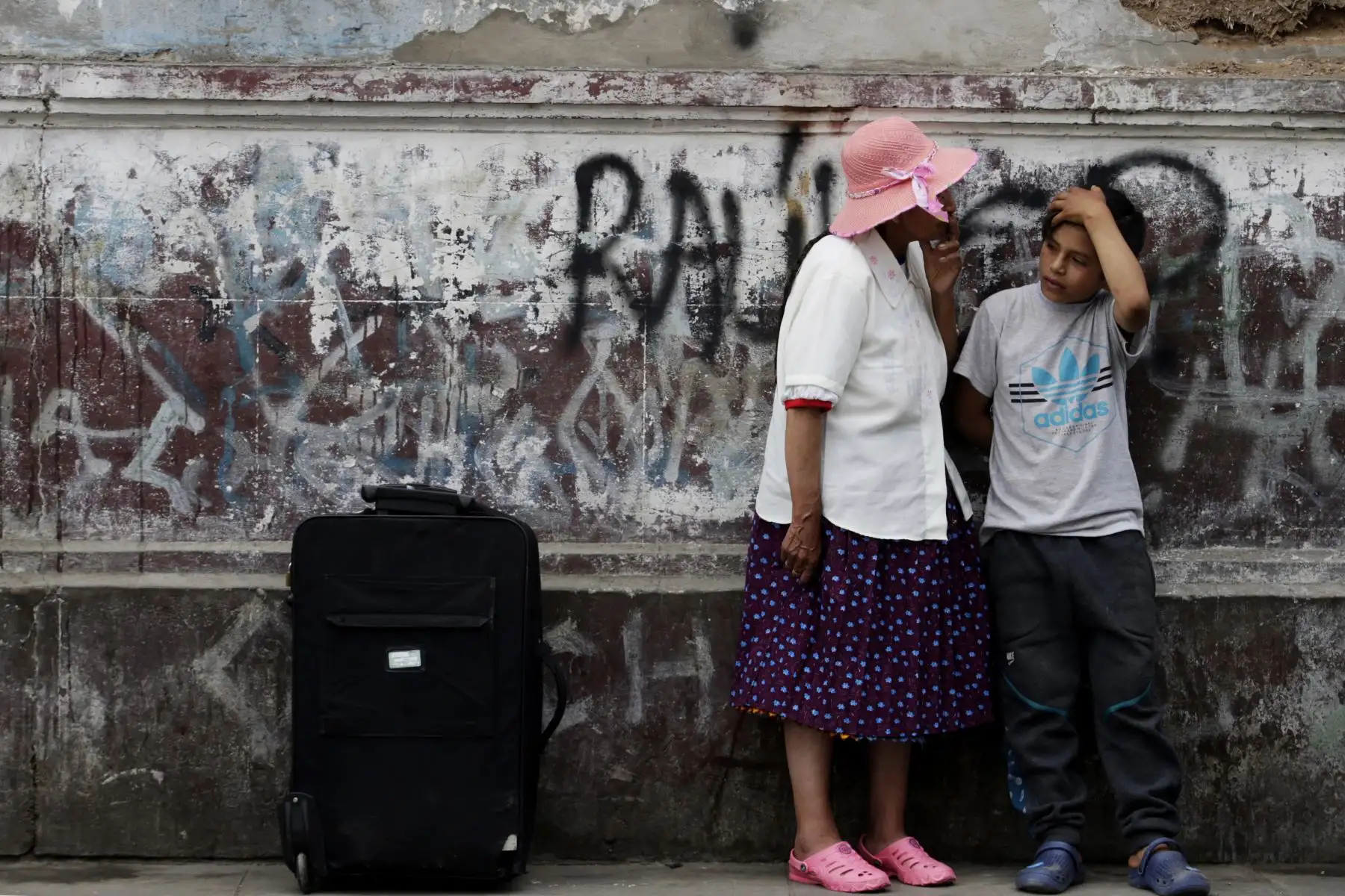 Street Photo Lima, Perú.  Abuela y nieto se resguardan del sol en una calle del Cercado de Lima.  Foto: ANDINA/Nathalie Sayago