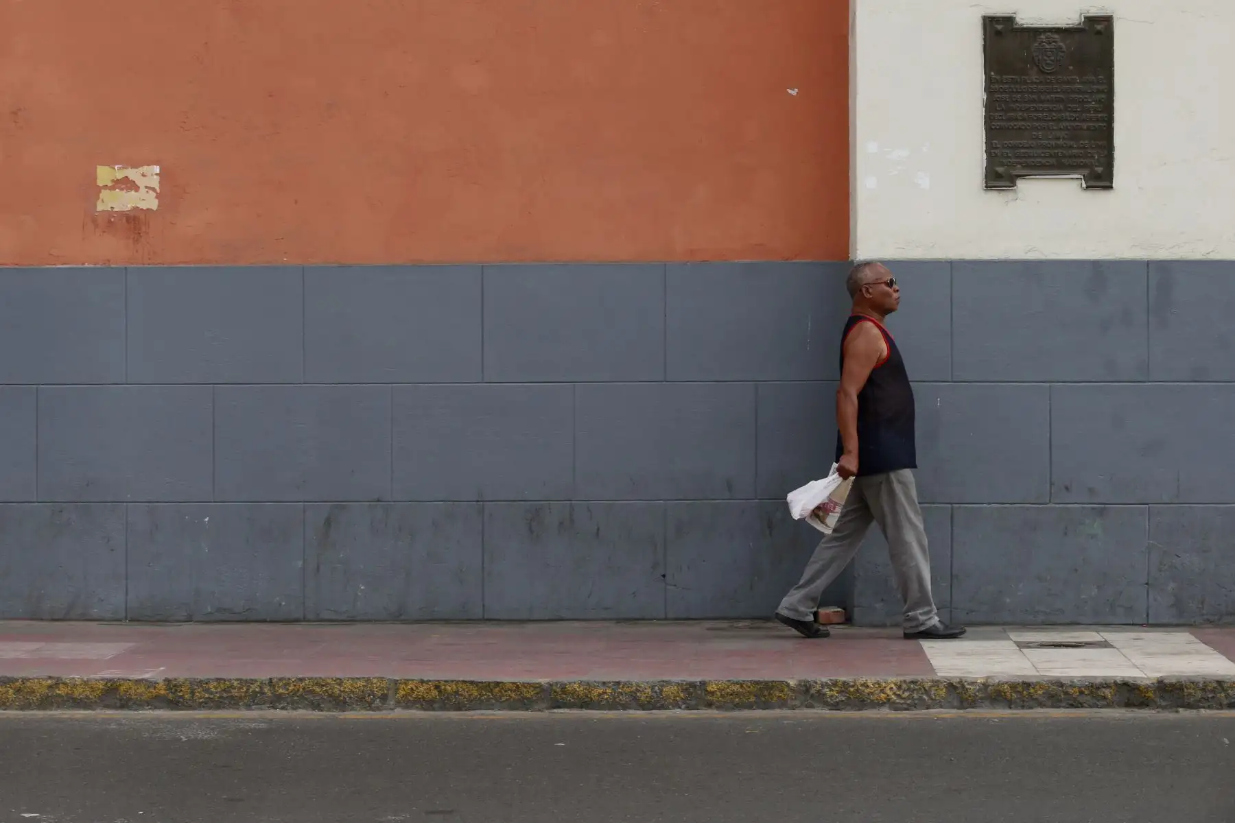 Street Photo Lima, Perú. Hombre camina por una calle en Barrios Altos. Foto: ANDINA/Nathalie Sayago