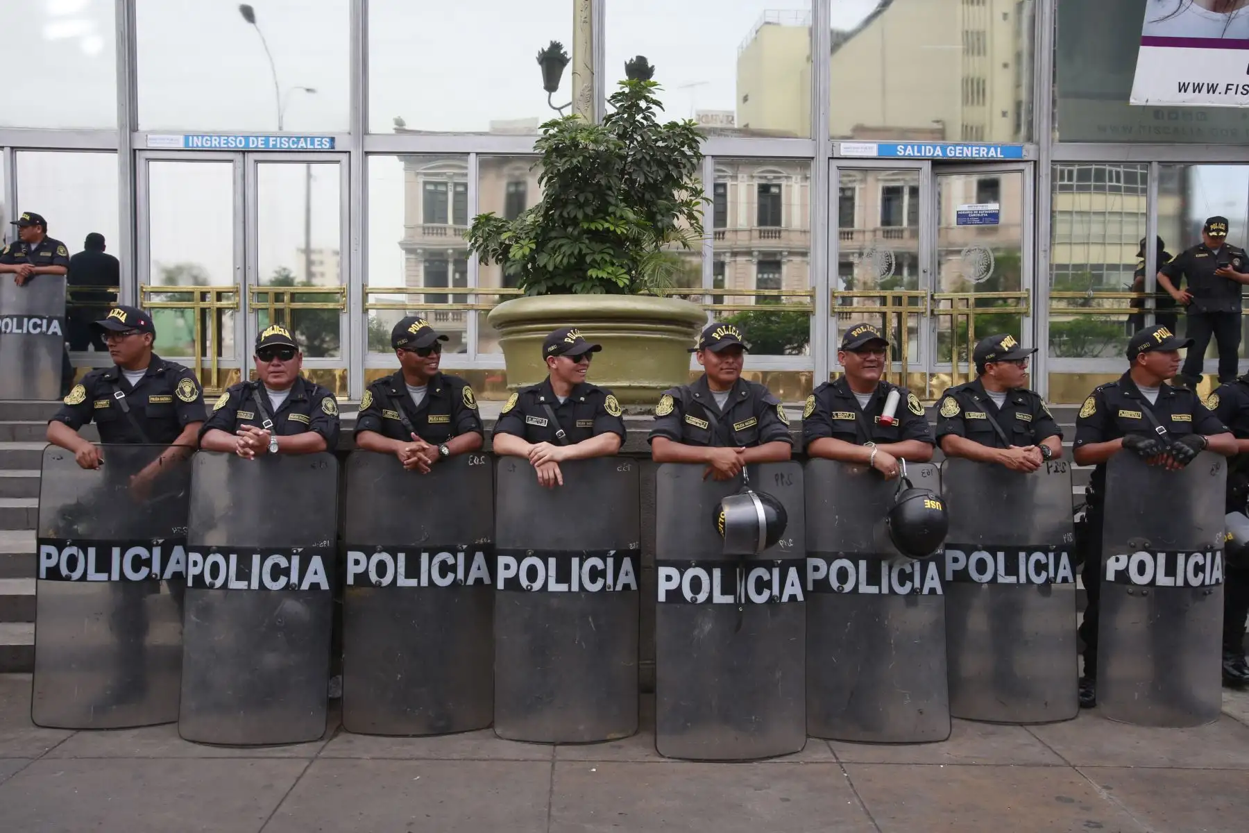 Street Photo Lima, Perú. Cuerpo de seguridad policial forma barrera a las afueras del Ministerio Público en la Av. Abancay. Foto: ANDINA/Nathalie Sayago