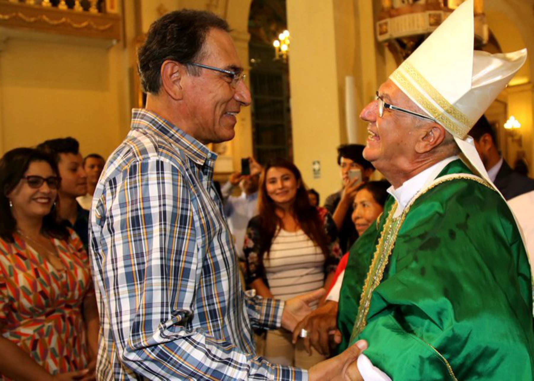 Presidente Martín Vizcarra asistió a primera misa de monseñor Carlos Castillo, arzobispo de Lima.