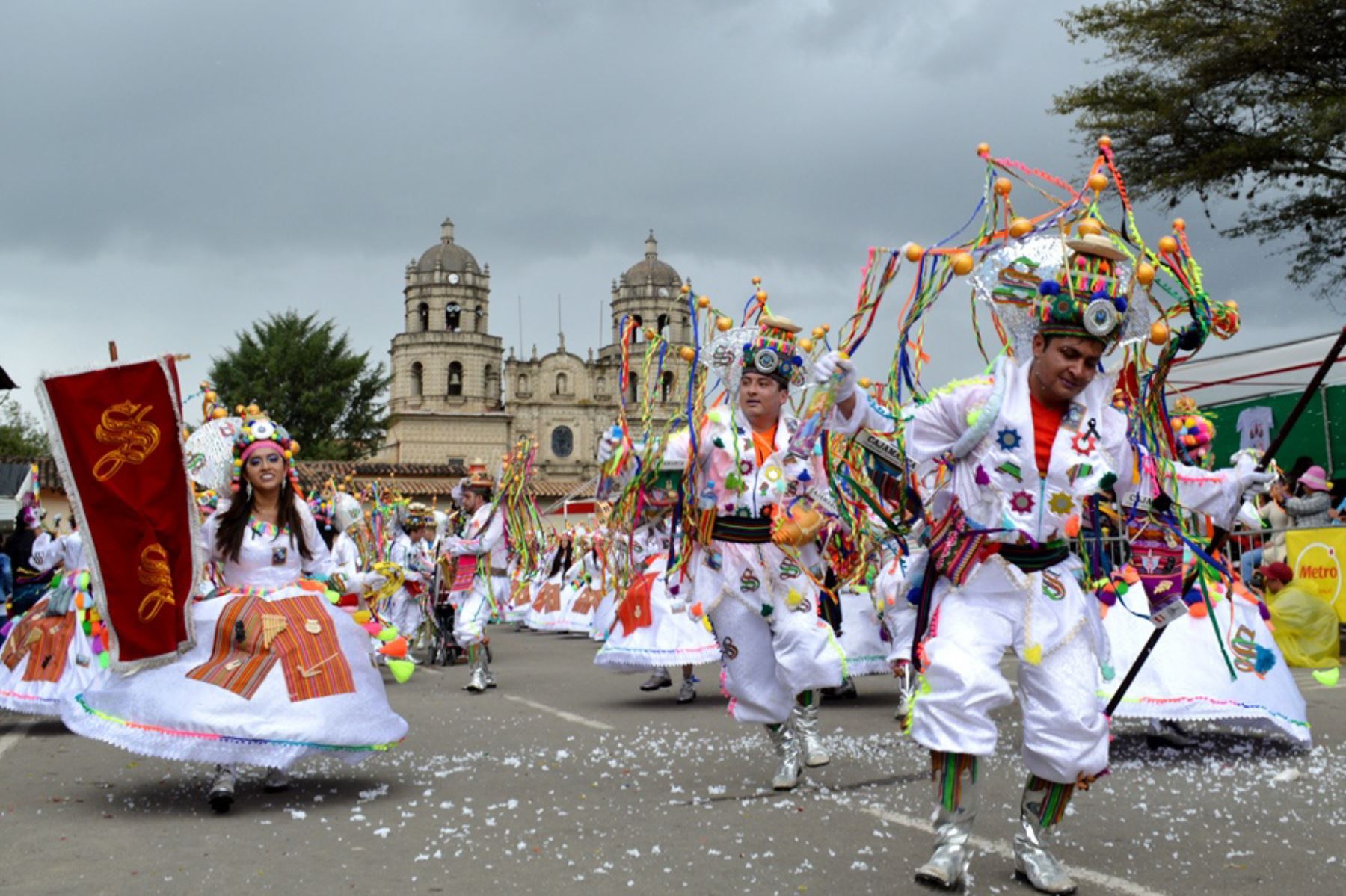 Cajamarca celebra con desfile de comparsas y patrulla su fiesta del carnaval.
