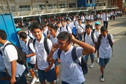 Estudiantes de colegios privados volvieron hoy a las aulas. Foto: ANDINA/Vidal Tarqui