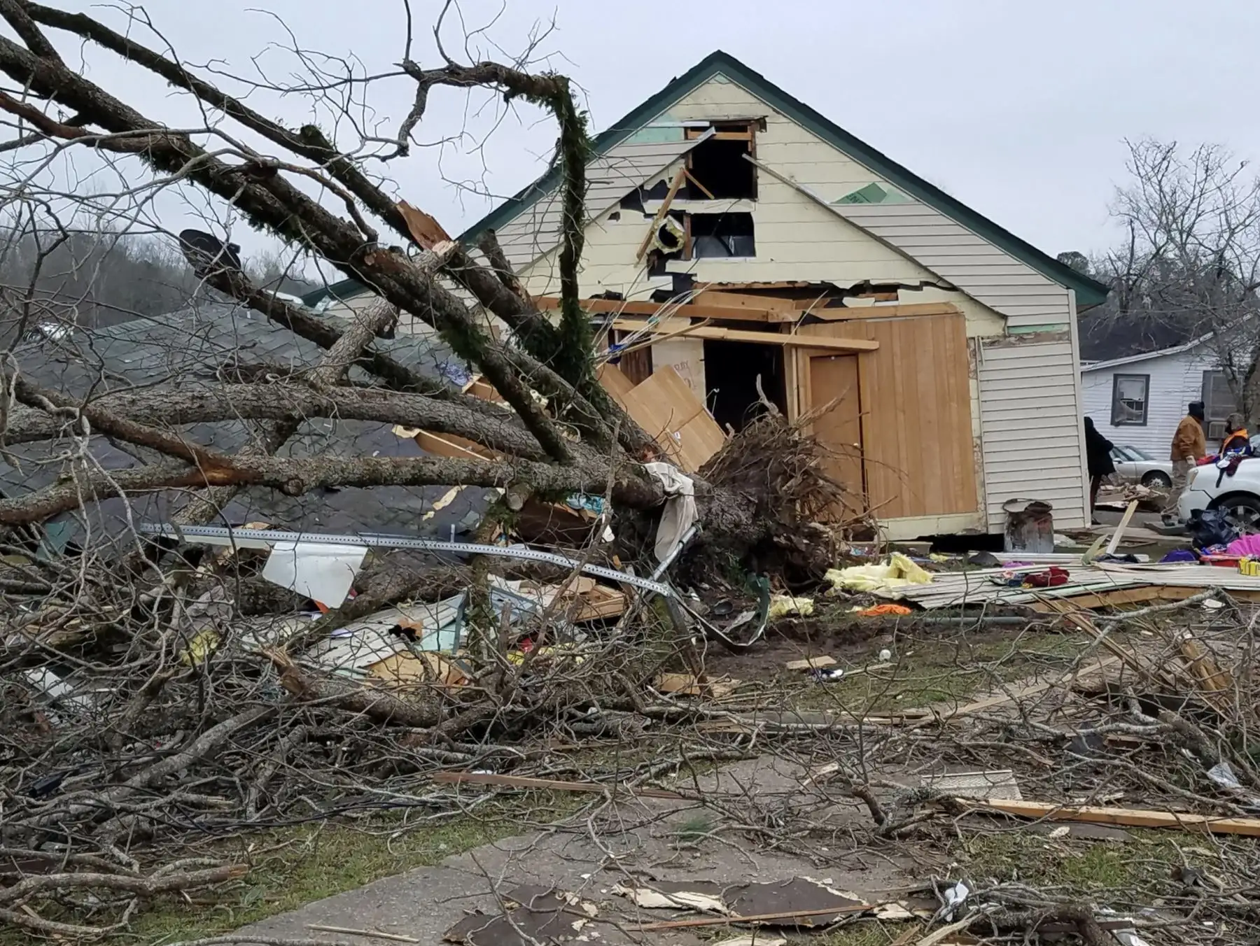 Equipos de rescate se disponían a retomar este lunes la búsqueda de desaparecidos en Alabama, en el sureste de Estados Unidos, después de que al menos dos tornados causaran allí 23 muertos y daños "catastróficos" en edificios y carreteras.Foto: Twitter/@mteichnerfox5