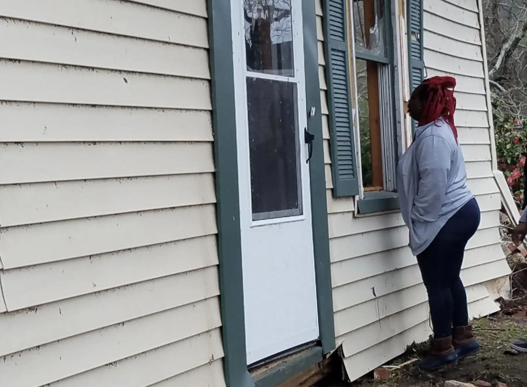 Equipos de rescate se disponían a retomar este lunes la búsqueda de desaparecidos en Alabama, en el sureste de Estados Unidos, después de que al menos dos tornados causaran allí 23 muertos y daños "catastróficos" en edificios y carreteras.Foto: Twitter/@mteichnerfox5