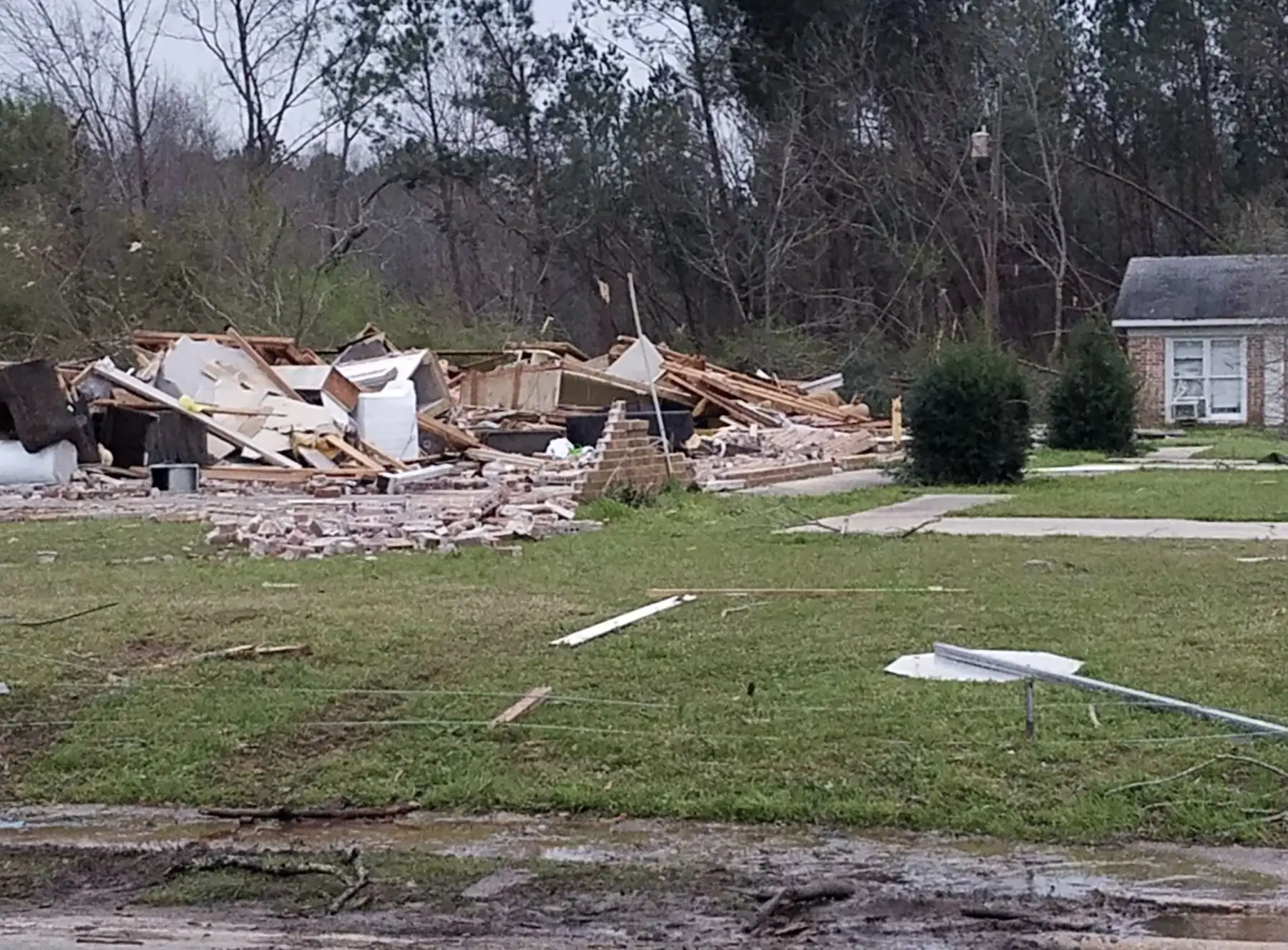 Equipos de rescate se disponían a retomar este lunes la búsqueda de desaparecidos en Alabama, en el sureste de Estados Unidos, después de que al menos dos tornados causaran allí 23 muertos y daños "catastróficos" en edificios y carreteras.Foto: Twitter/@mteichnerfox5
