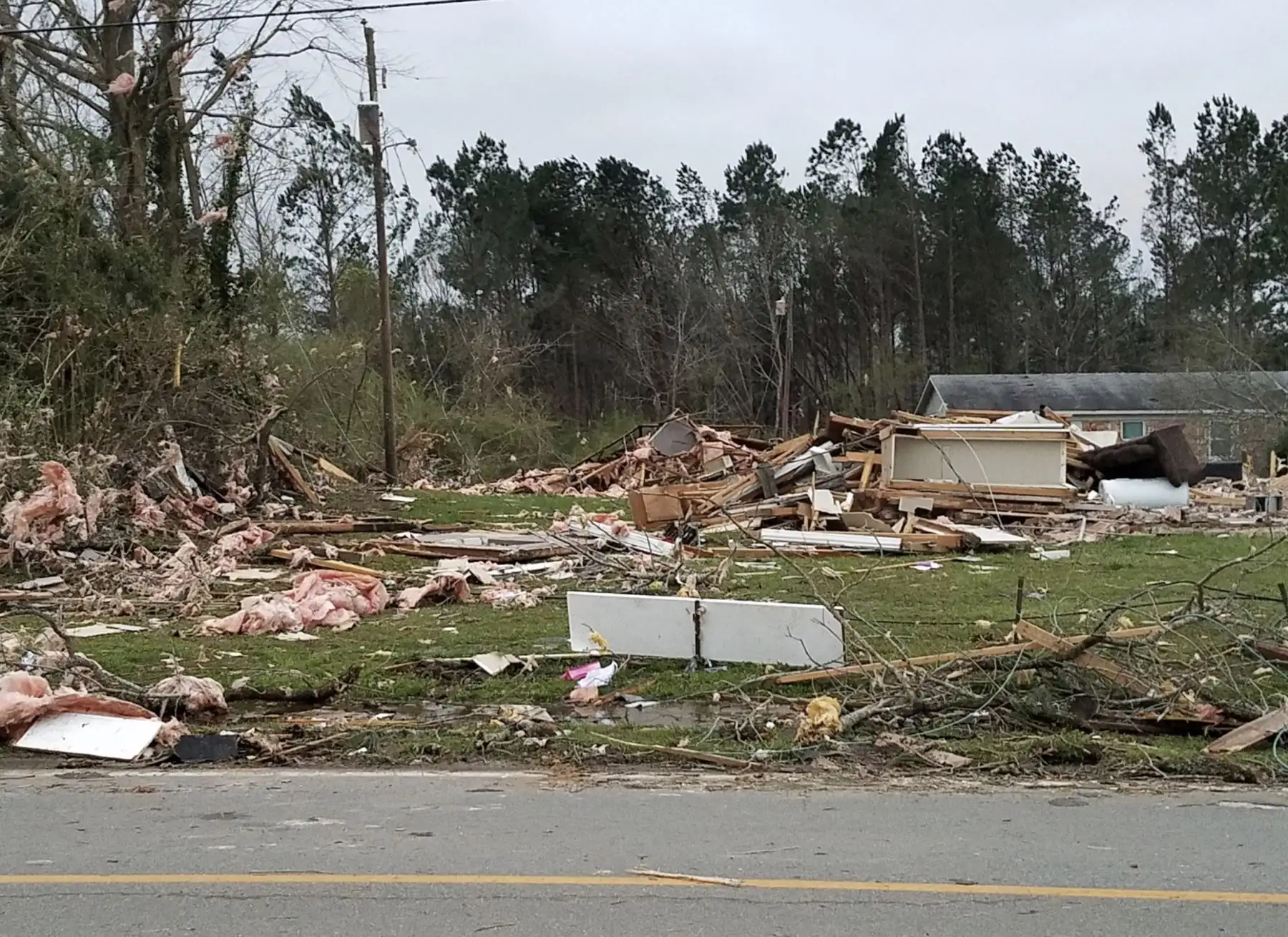Equipos de rescate se disponían a retomar este lunes la búsqueda de desaparecidos en Alabama, en el sureste de Estados Unidos, después de que al menos dos tornados causaran allí 23 muertos y daños "catastróficos" en edificios y carreteras.Foto: Twitter/@mteichnerfox5