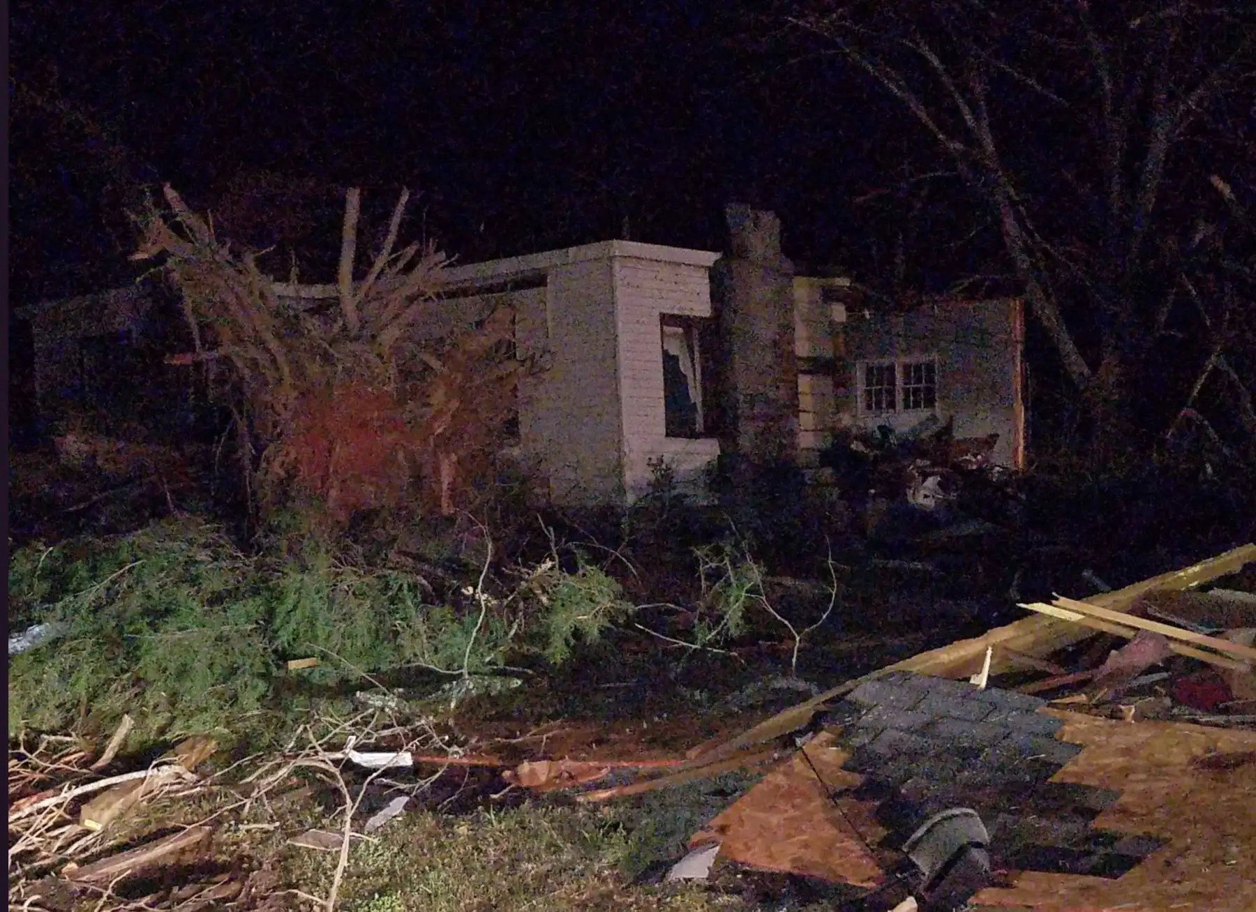 Equipos de rescate se disponían a retomar este lunes la búsqueda de desaparecidos en Alabama, en el sureste de Estados Unidos, después de que al menos dos tornados causaran allí 23 muertos y daños "catastróficos" en edificios y carreteras.Foto: Twitter/@mteichnerfox5