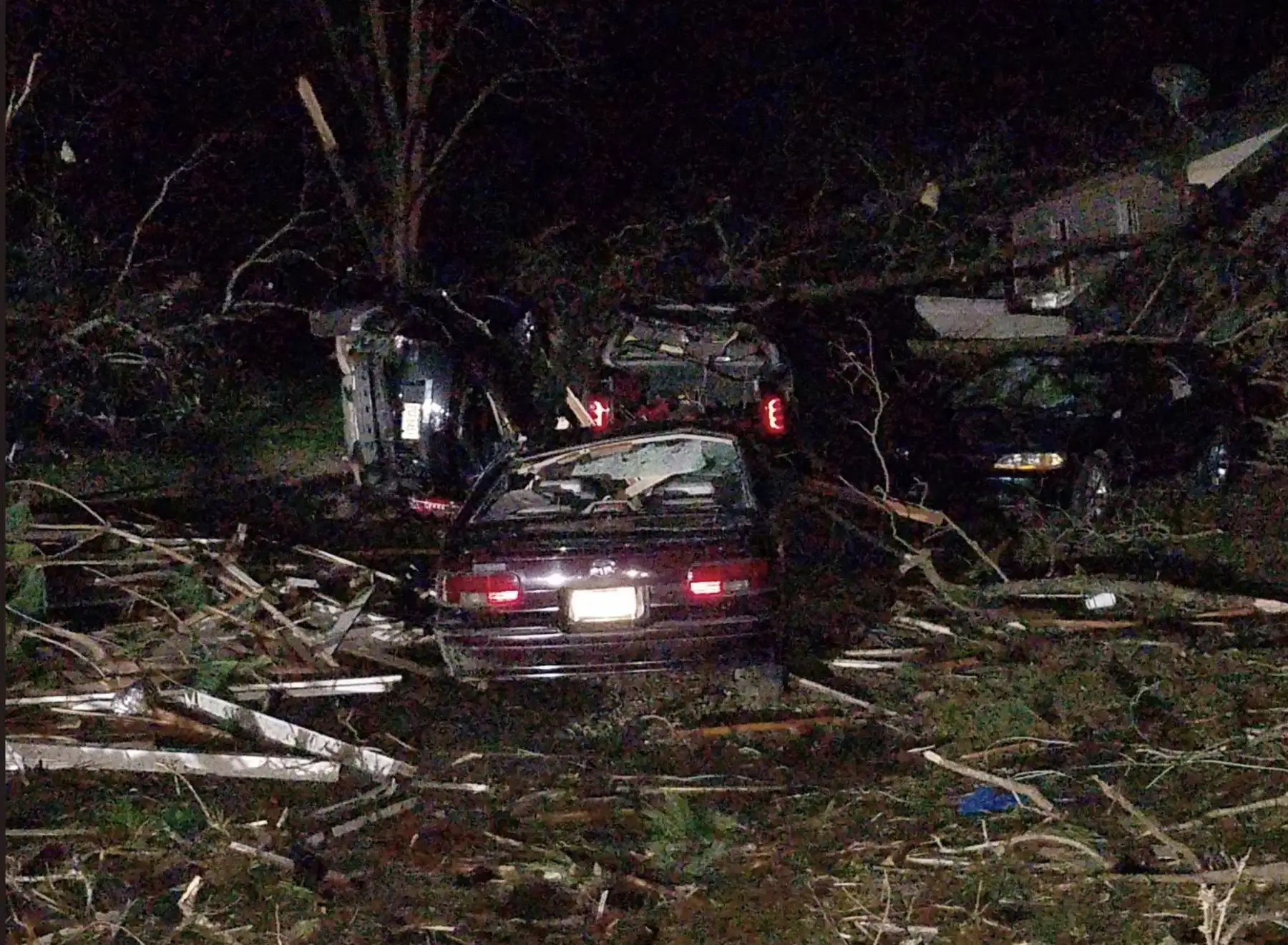 Equipos de rescate se disponían a retomar este lunes la búsqueda de desaparecidos en Alabama, en el sureste de Estados Unidos, después de que al menos dos tornados causaran allí 23 muertos y daños "catastróficos" en edificios y carreteras.Foto: Twitter/@mteichnerfox5