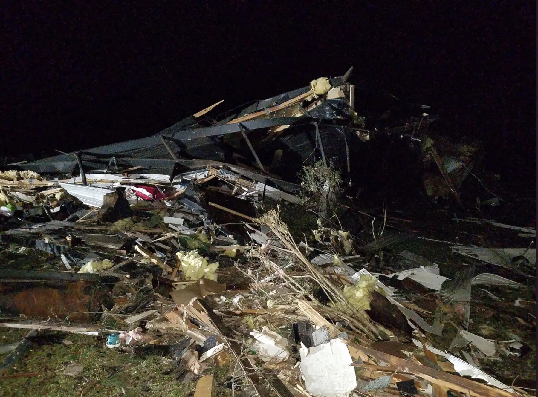 Equipos de rescate se disponían a retomar este lunes la búsqueda de desaparecidos en Alabama, en el sureste de Estados Unidos, después de que al menos dos tornados causaran allí 23 muertos y daños "catastróficos" en edificios y carreteras.Foto: Twitter/@mteichnerfox5