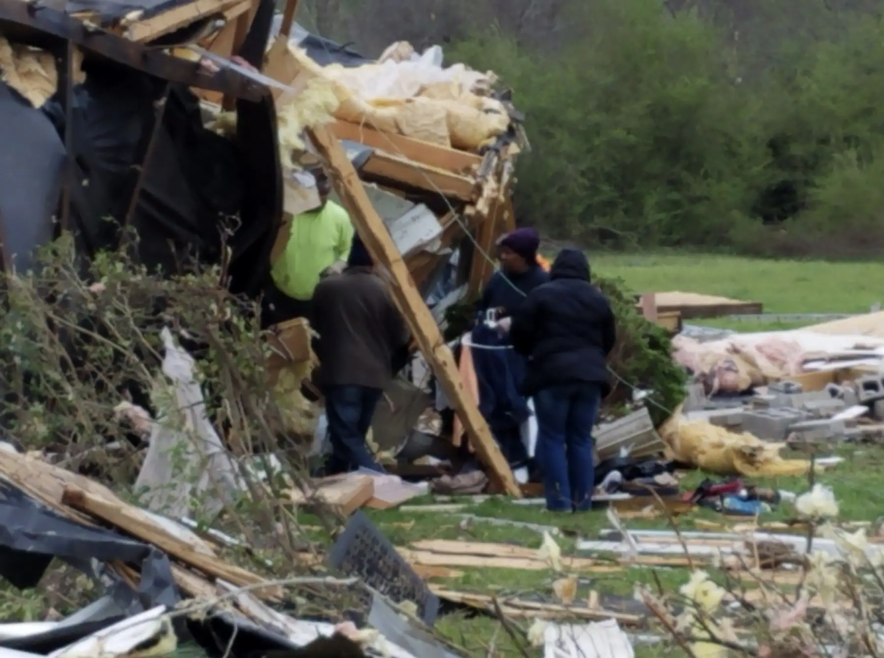 Equipos de rescate se disponían a retomar este lunes la búsqueda de desaparecidos en Alabama, en el sureste de Estados Unidos, después de que al menos dos tornados causaran allí 23 muertos y daños "catastróficos" en edificios y carreteras.Foto: Twitter/@mteichnerfox5