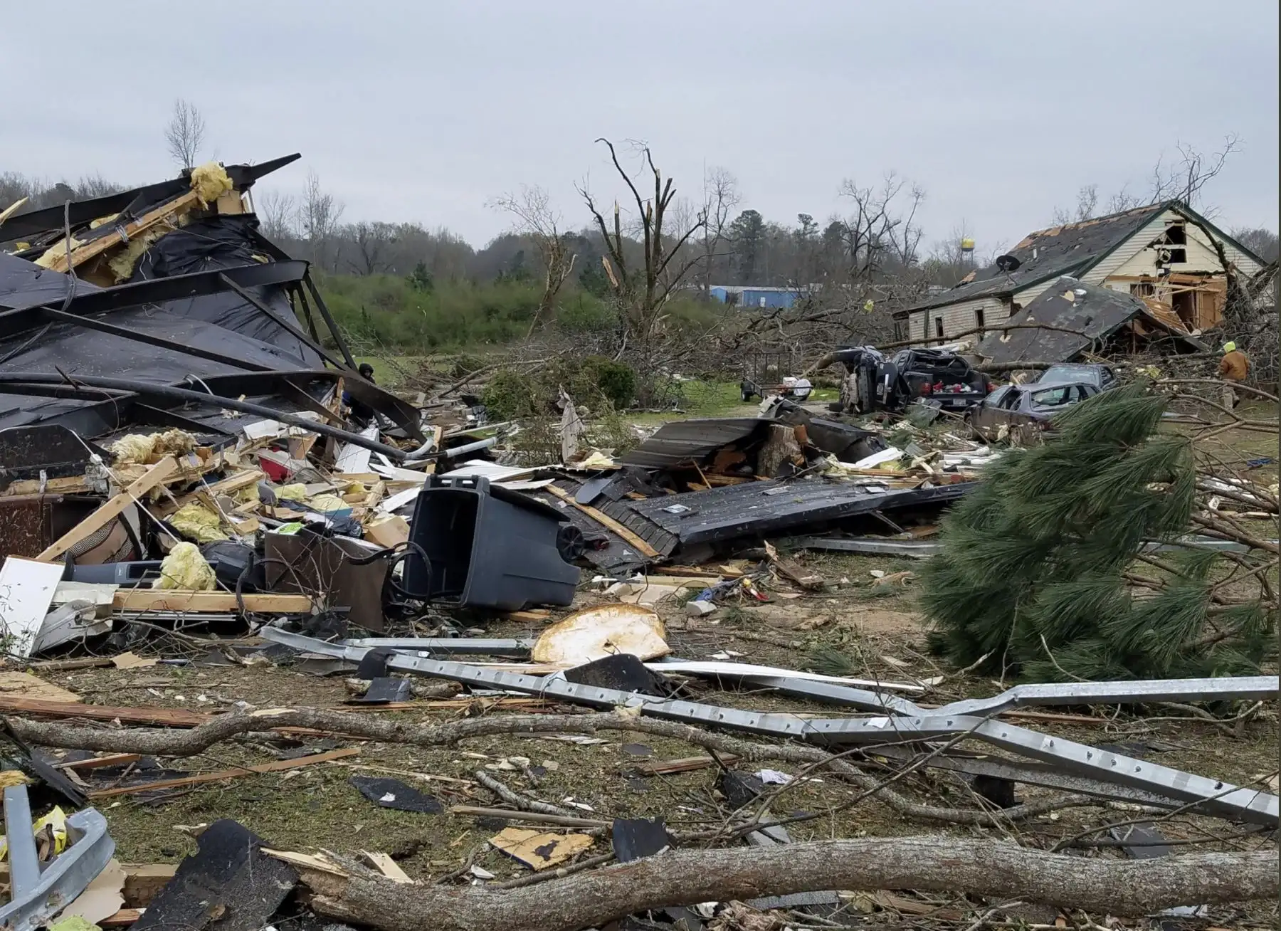 Equipos de rescate se disponían a retomar este lunes la búsqueda de desaparecidos en Alabama, en el sureste de Estados Unidos, después de que al menos dos tornados causaran allí 23 muertos y daños "catastróficos" en edificios y carreteras.Foto: Twitter/@mteichnerfox5