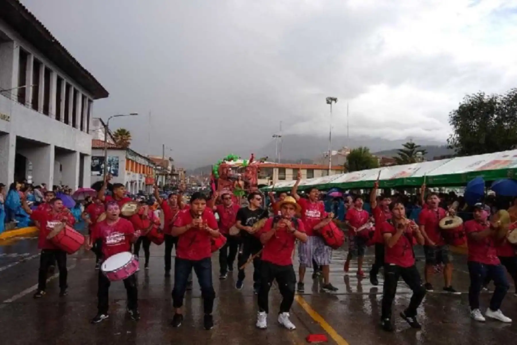 Ni siquiera las lluvias intensas impidieron que cientos de huaracinos, en la región Áncash, y de otras zonas del país, así como extranjeros, participen de las coloridas actividades por la entrada del Ño Carnavalón, en el marco del Carnaval de Huaraz 2019 realizado este fin de semana. Internet/Medios