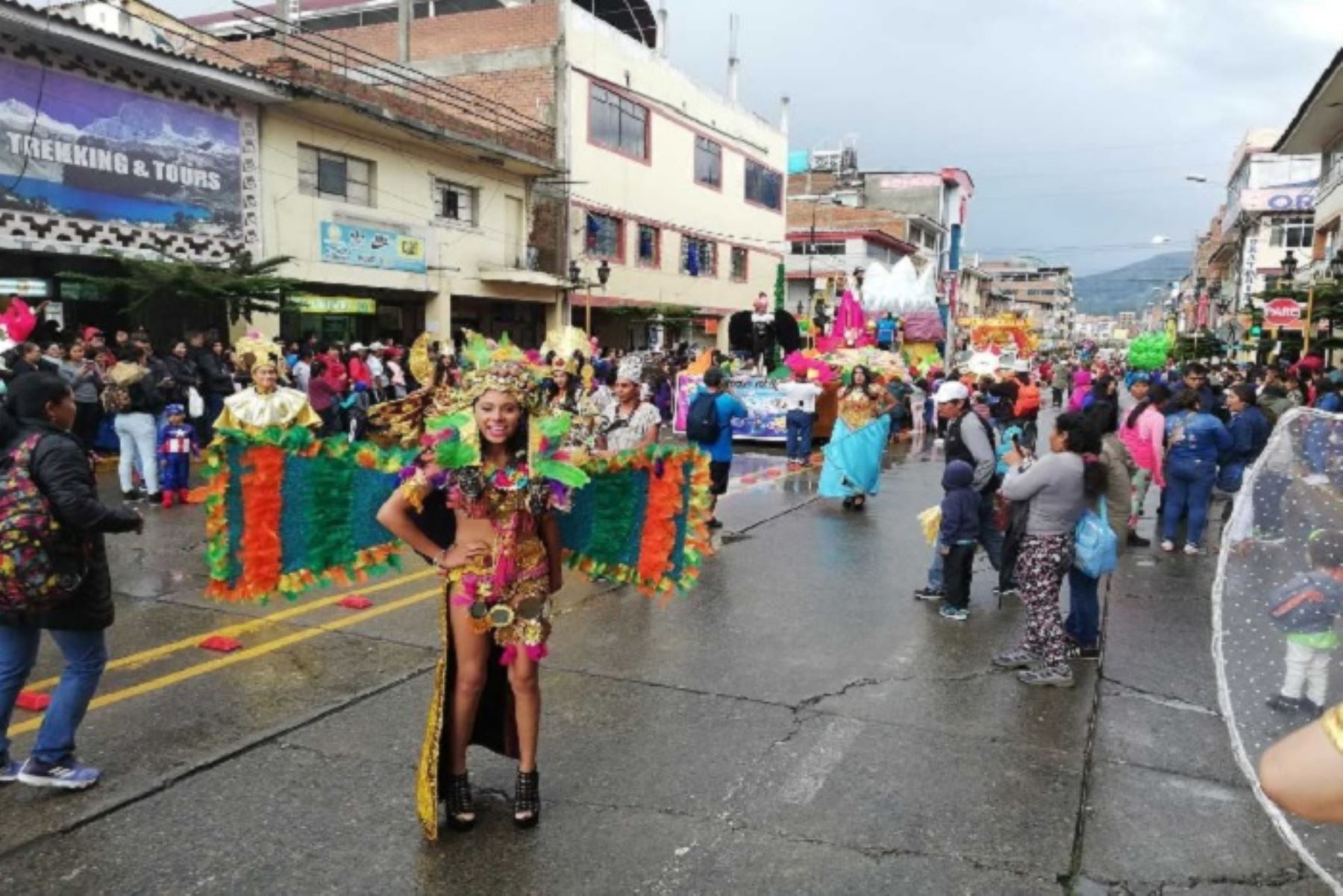 Ni siquiera las lluvias intensas impidieron que cientos de huaracinos, en la región Áncash, y de otras zonas del país, así como extranjeros, participen de las coloridas actividades por la entrada del Ño Carnavalón, en el marco del Carnaval de Huaraz 2019 realizado este fin de semana.