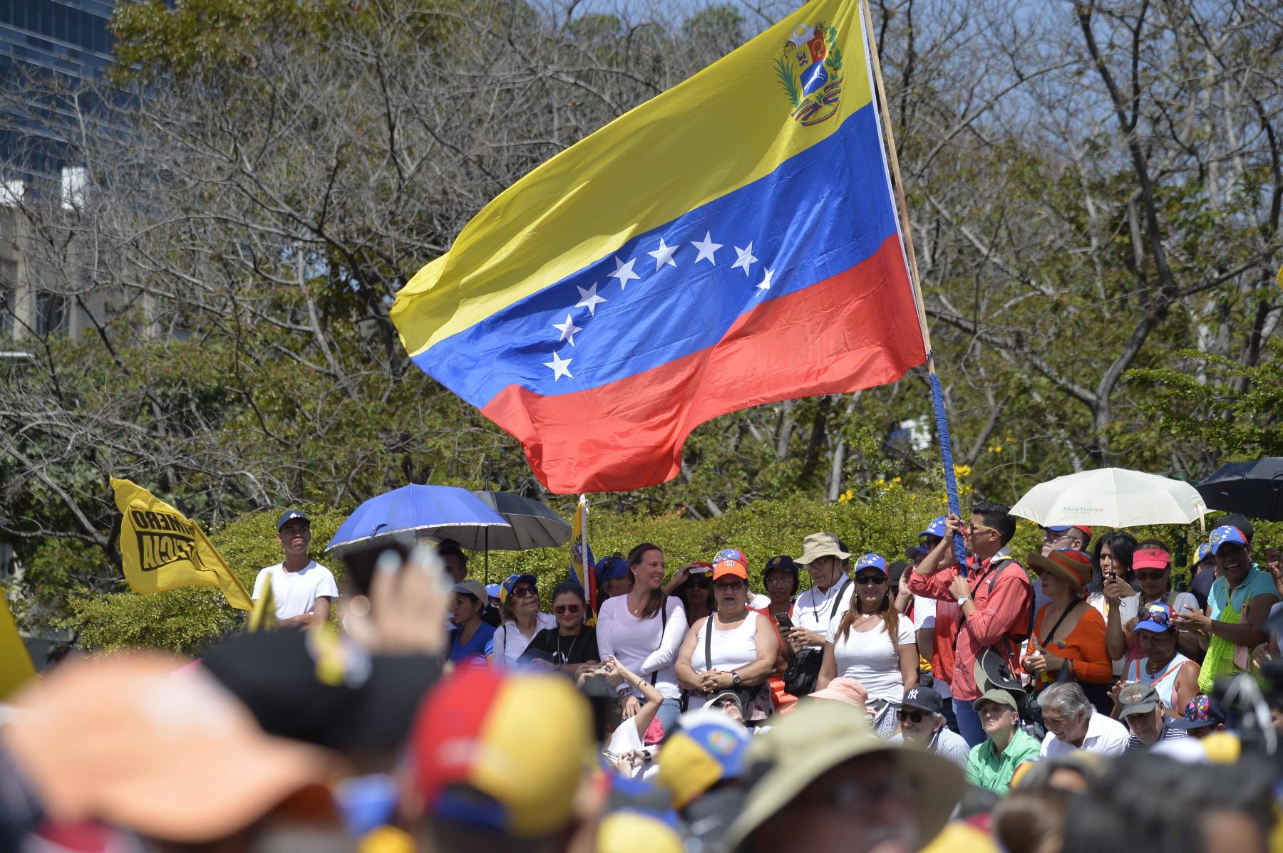 Partidarios del líder opositor venezolano y autoproclamado presidente en funciones, Juan Guaido, ondean una bandera nacional venezolana. Foto: AFP