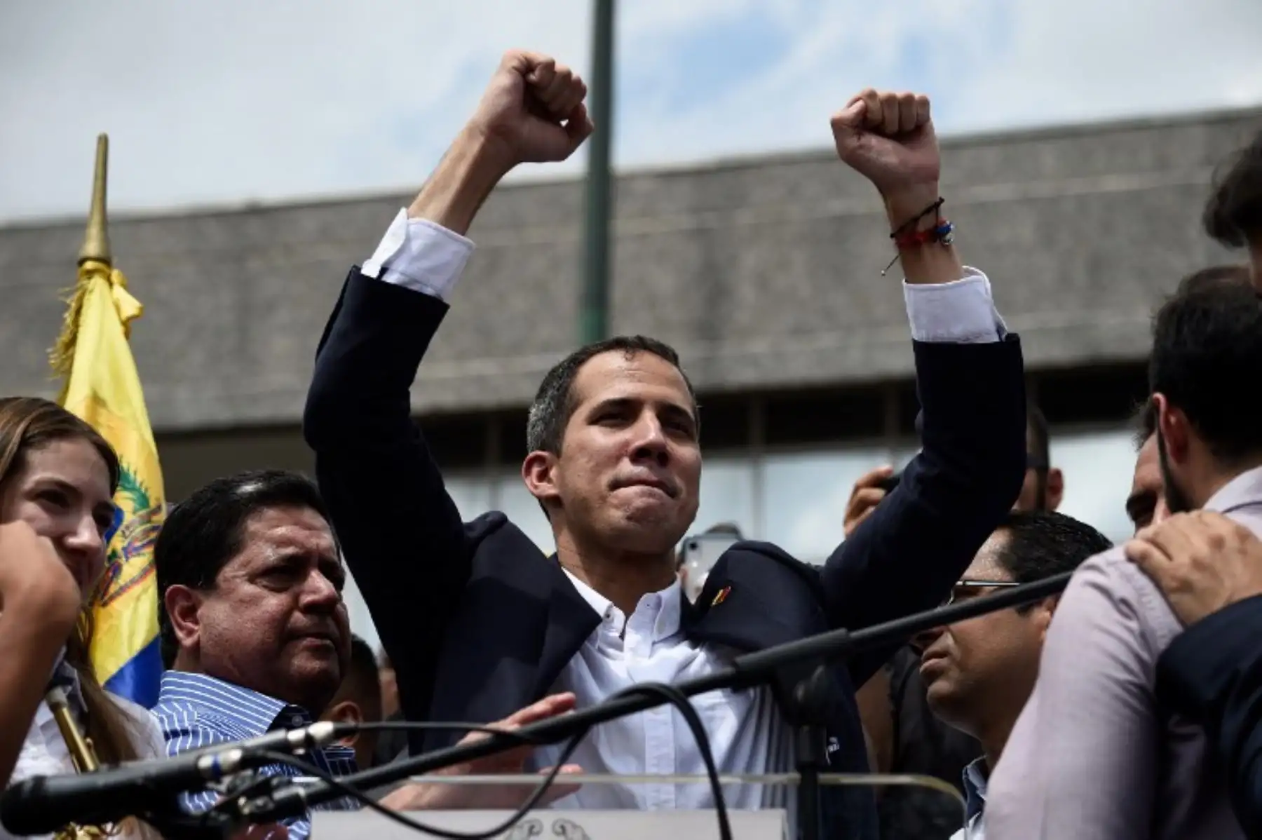 El presidente interino Juan Guaido habla durante un mitin a su llegada a Caracas. Foto: AFP
