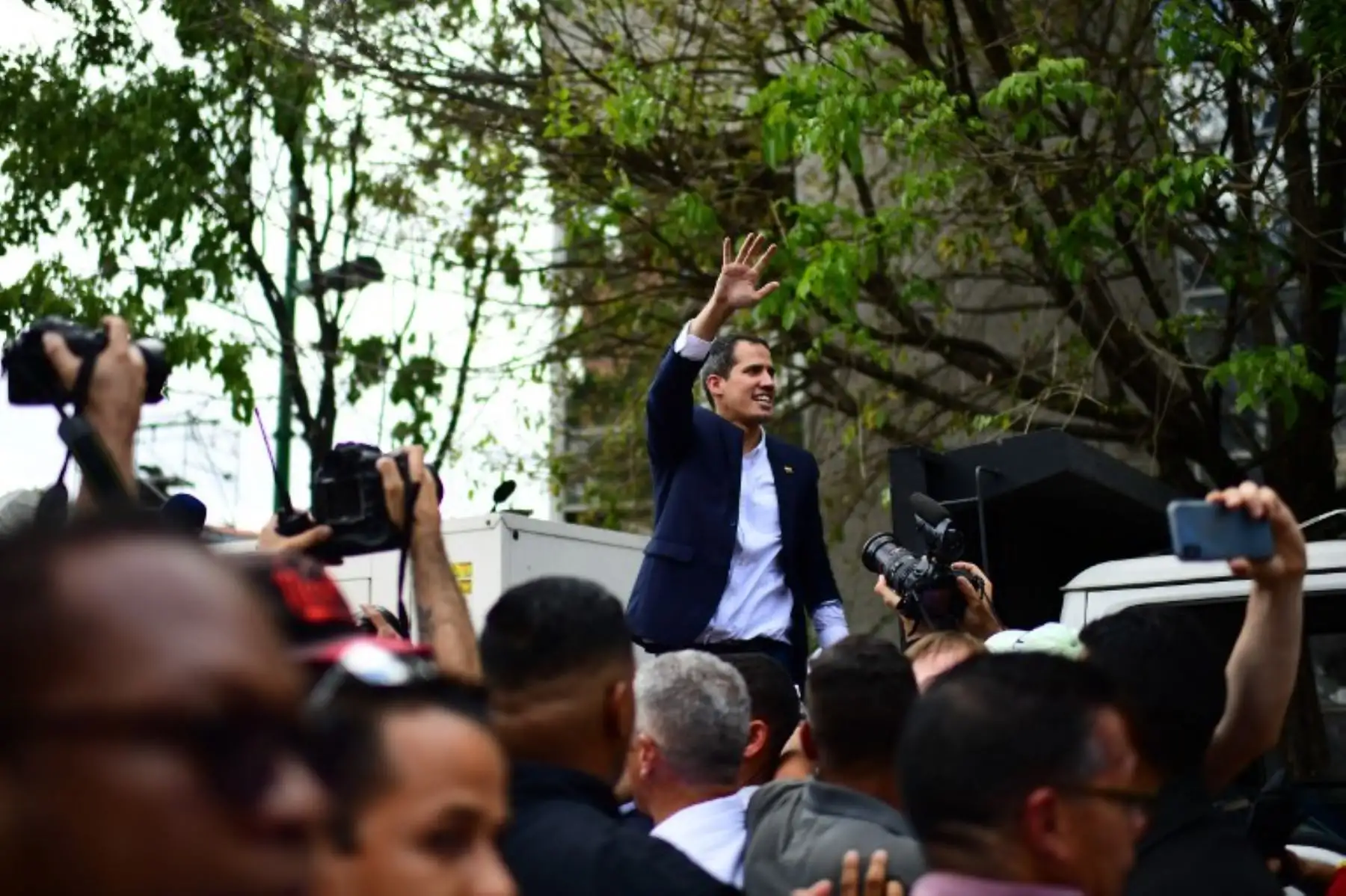 El presidente interino Juan Guaido habla durante un mitin a su llegada a Caracas. Foto: AFP