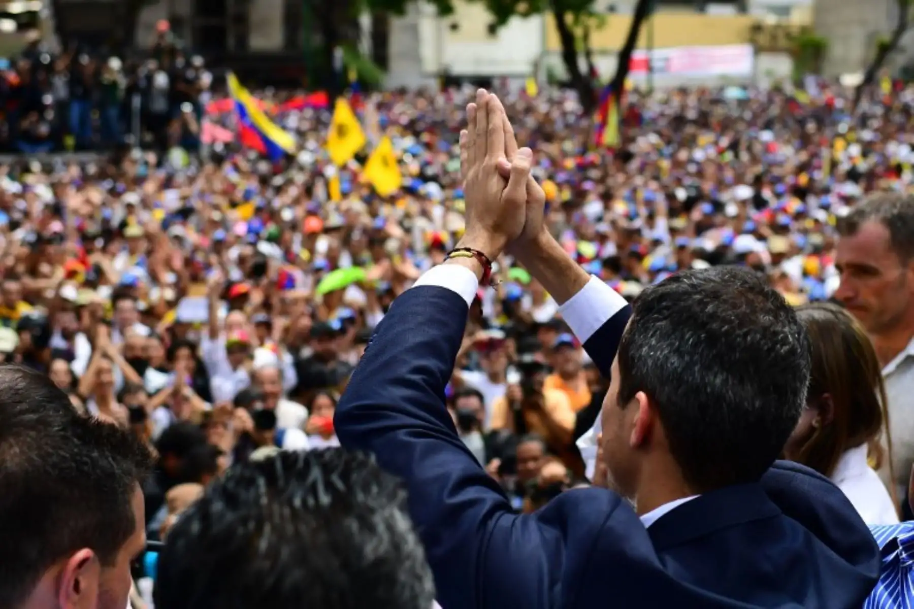 El presidente interino Juan Guaido habla durante un mitin a su llegada a Caracas. Foto: AFP