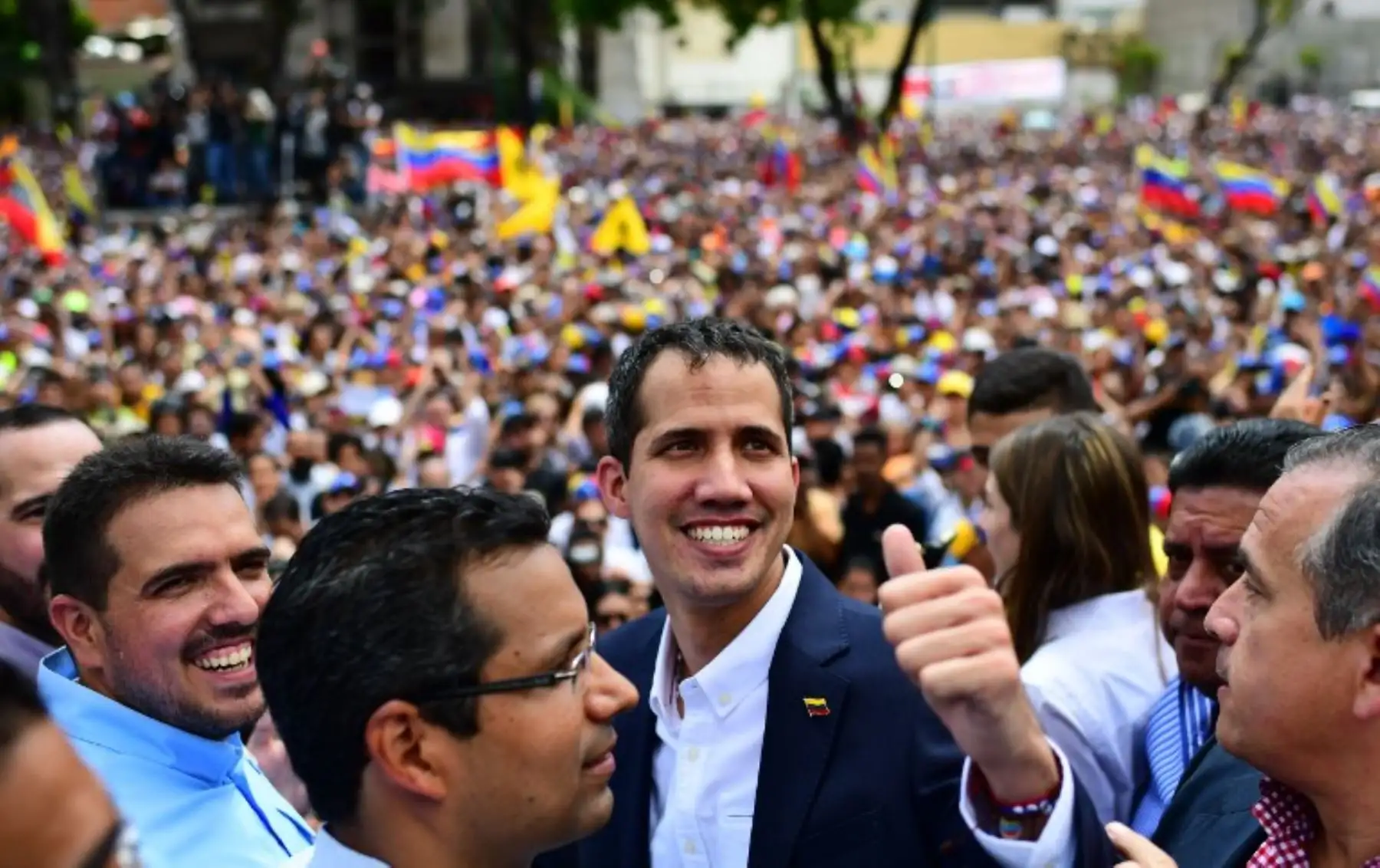 El líder opositor venezolano y el autoproclamado presidente interino Juan Guaido habla durante un mitin a su llegada a Caracas. Foto: AFP