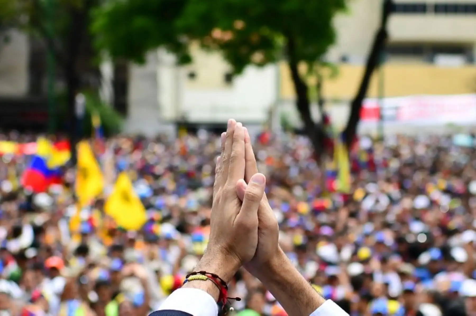 El presidente interino Juan Guaido habla durante un mitin a su llegada a Caracas. Foto: AFP