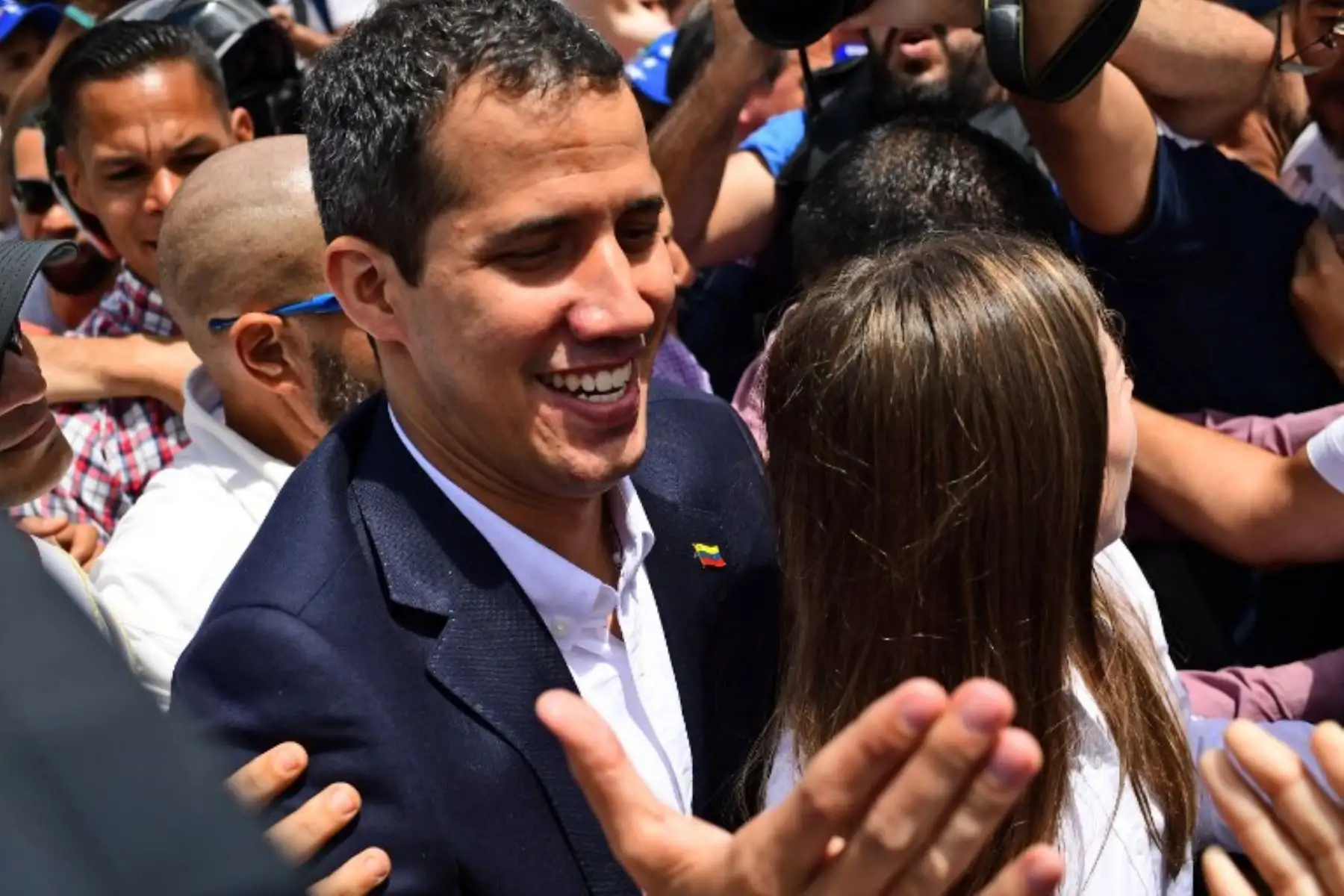 El presidente interino Juan Guaido habla durante un mitin a su llegada a Caracas. Foto: AFP