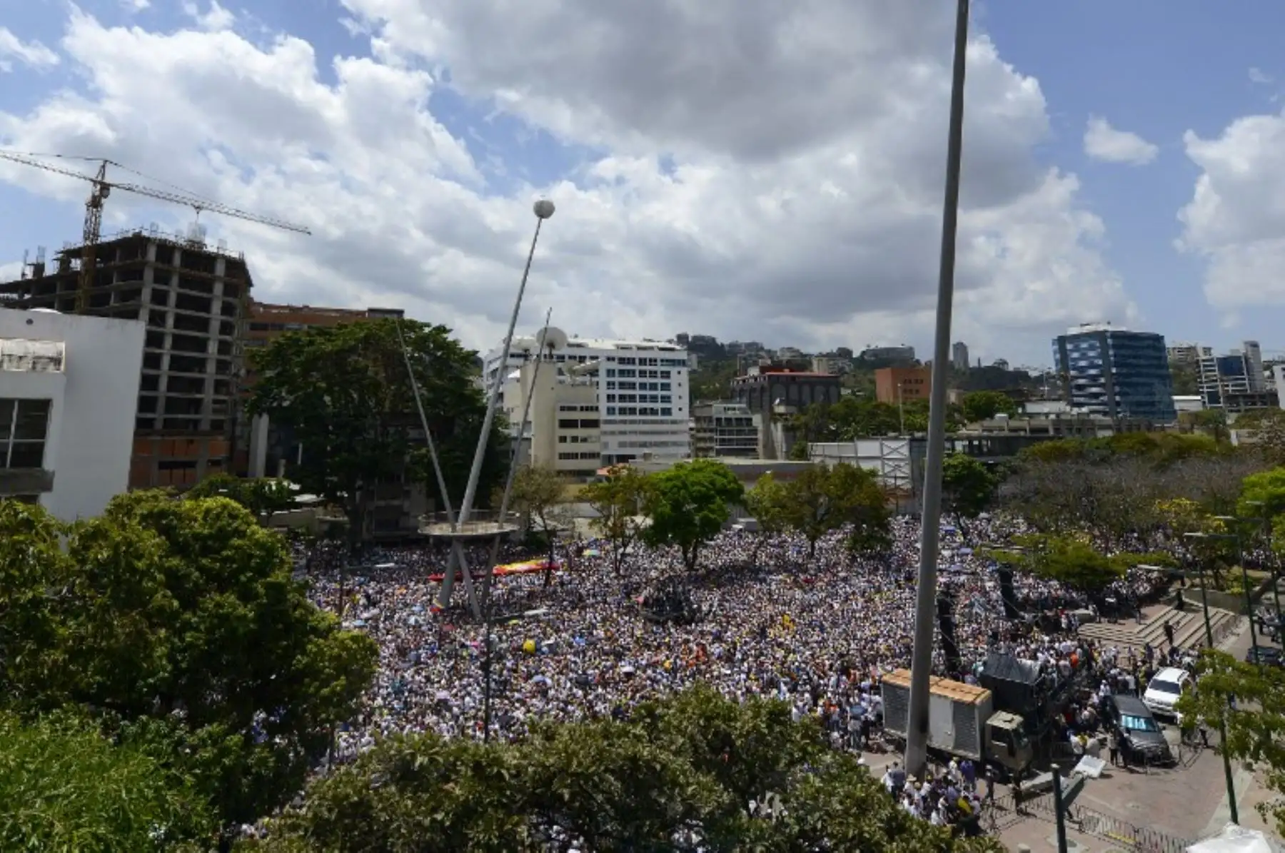 El líder opositor venezolano y el autoproclamado presidente interino Juan Guaido habla durante un mitin a su llegada a Caracas. Foto: AFP