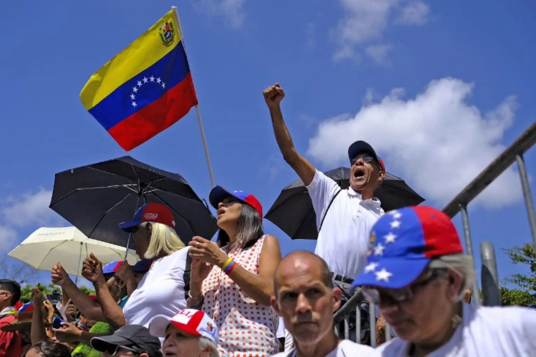 Partidarios del presidente interino, Juan Guaido, asisten a un mitin a su llegada a Caracas el 4 de marzo de 2019. Foto: AFP