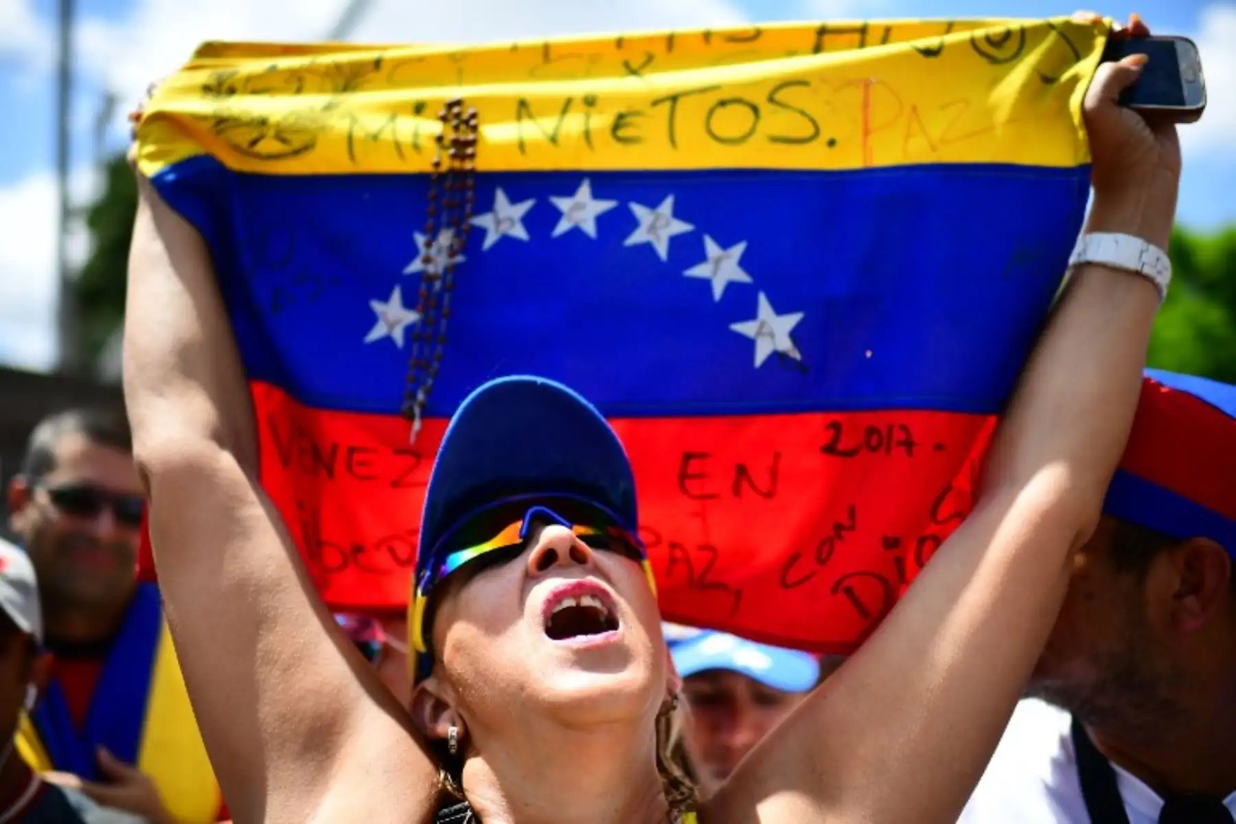 El líder opositor venezolano y el autoproclamado presidente interino Juan Guaido habla durante un mitin a su llegada a Caracas. Foto: AFP
