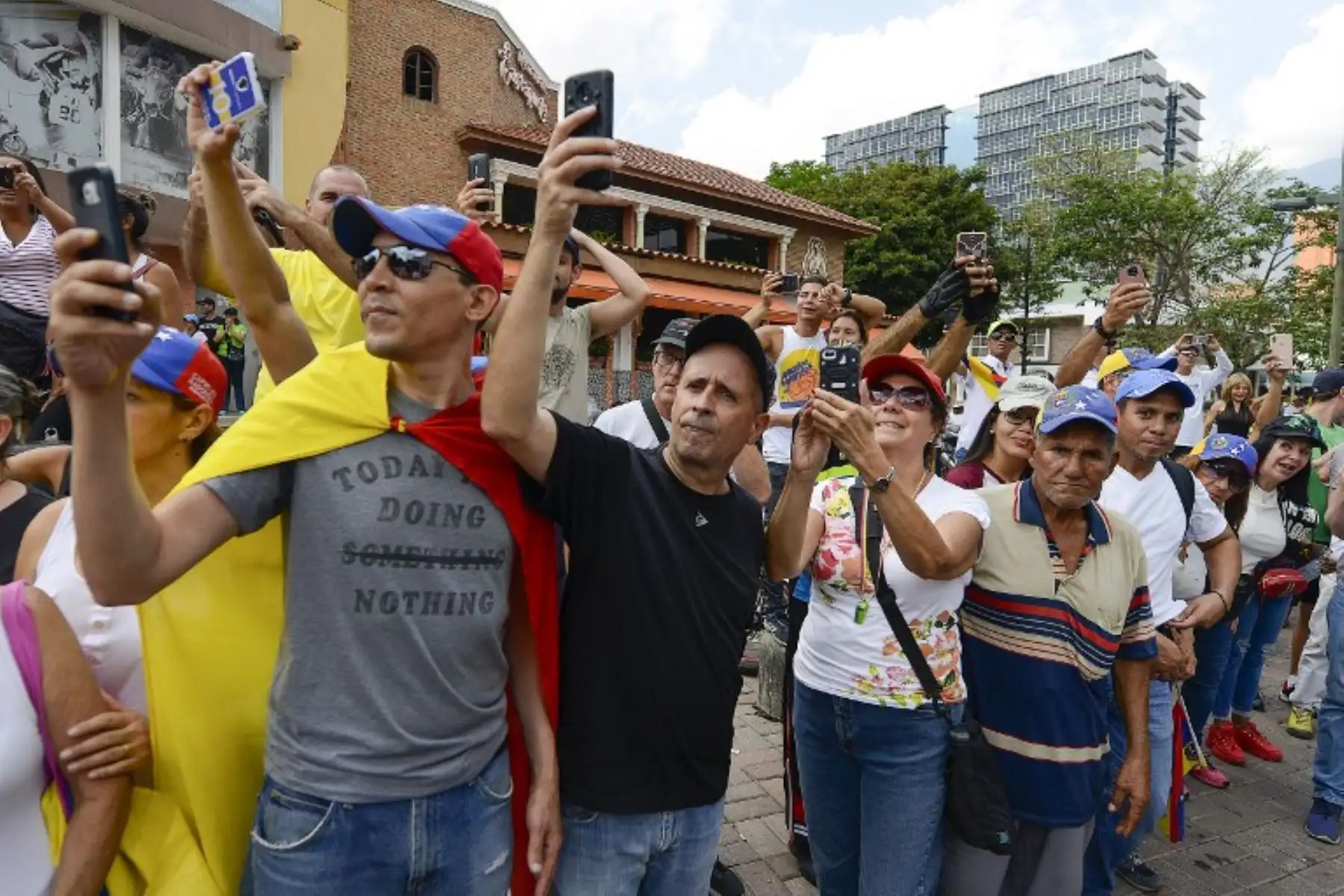 Partidarios del presidente interino Juan Guaido, asisten a un mitin a su llegada a Caracas el 4 de marzo de 2019. Foto: AFP