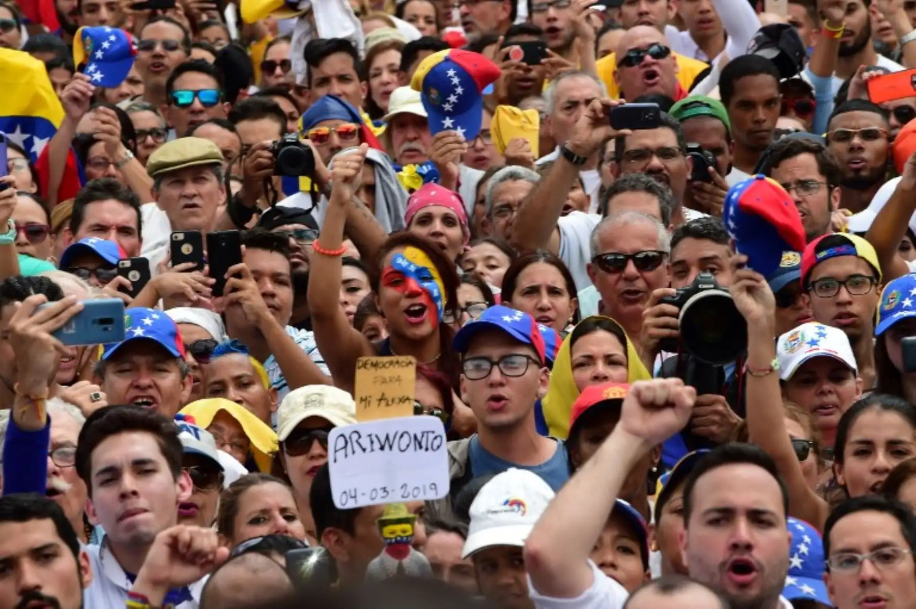 Partidarios del presidente interino Juan Guaido, asisten a un mitin a su llegada a Caracas el 4 de marzo de 2019. Foto: AFP