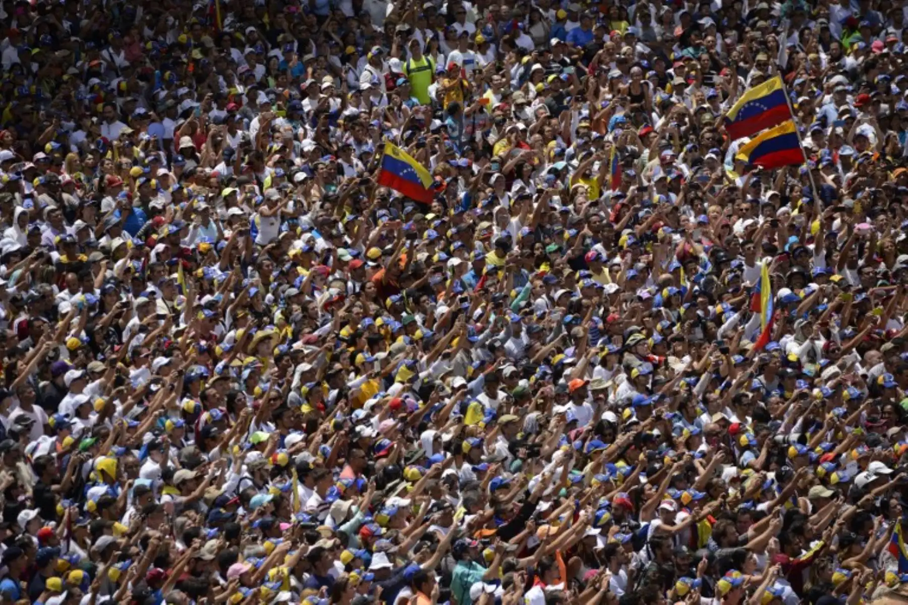 Partidarios del presidente interino Juan Guaido, asisten a un mitin a su llegada a Caracas el 4 de marzo de 2019. Foto: AFP