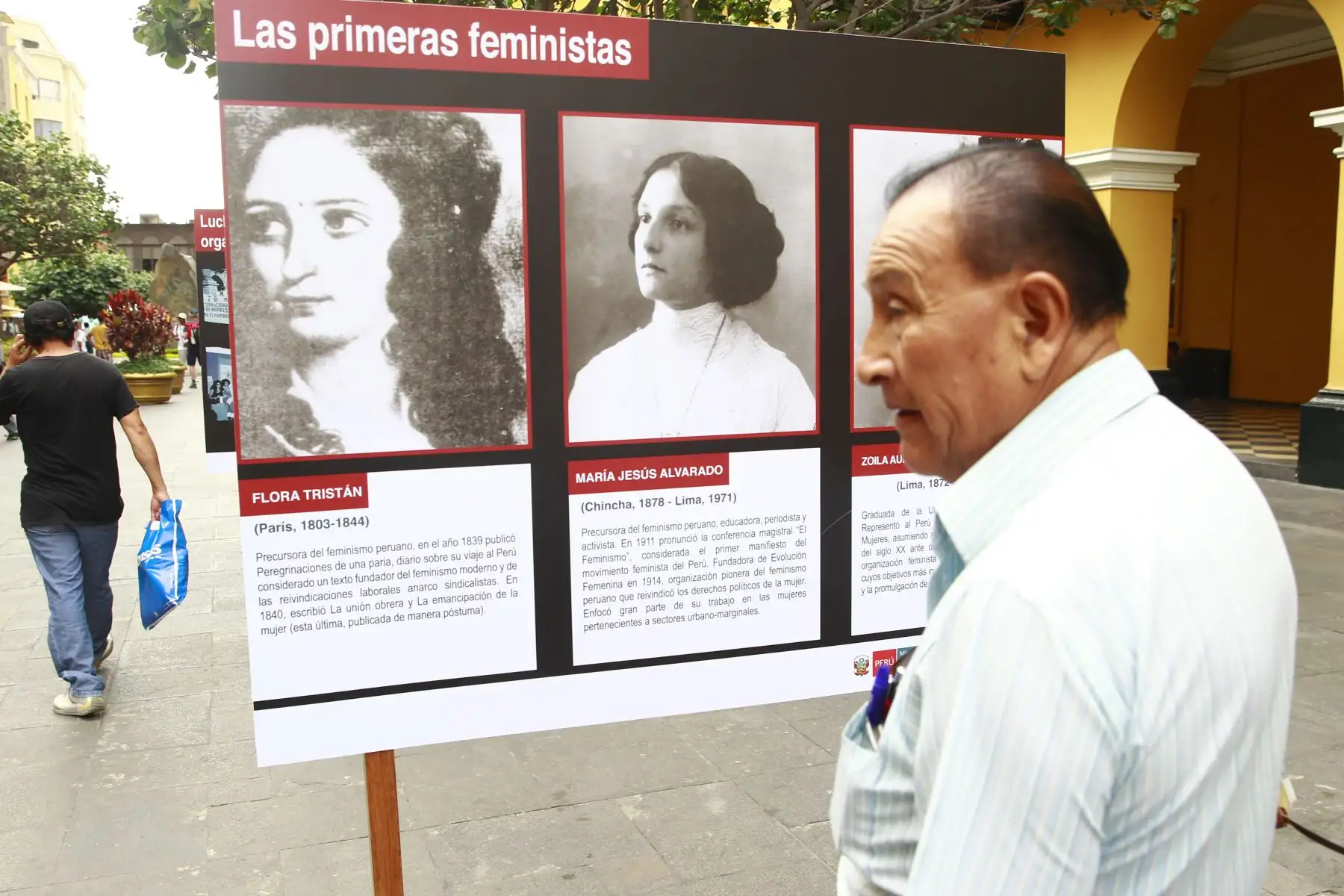 Ciudadanos participan  en la Muestra Fotográfica "Las Primeras : Mujeres al Encuentro de la Historia".,en el Centro Historico de Lima.Foto: ANDINA/Eddy Ramos