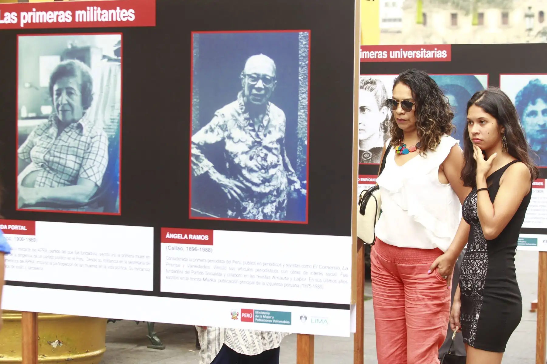 Ciudadanos participan  en la Muestra Fotográfica "Las Primeras : Mujeres al Encuentro de la Historia".,en el Centro Historico de Lima.Foto: ANDINA/Eddy Ramos