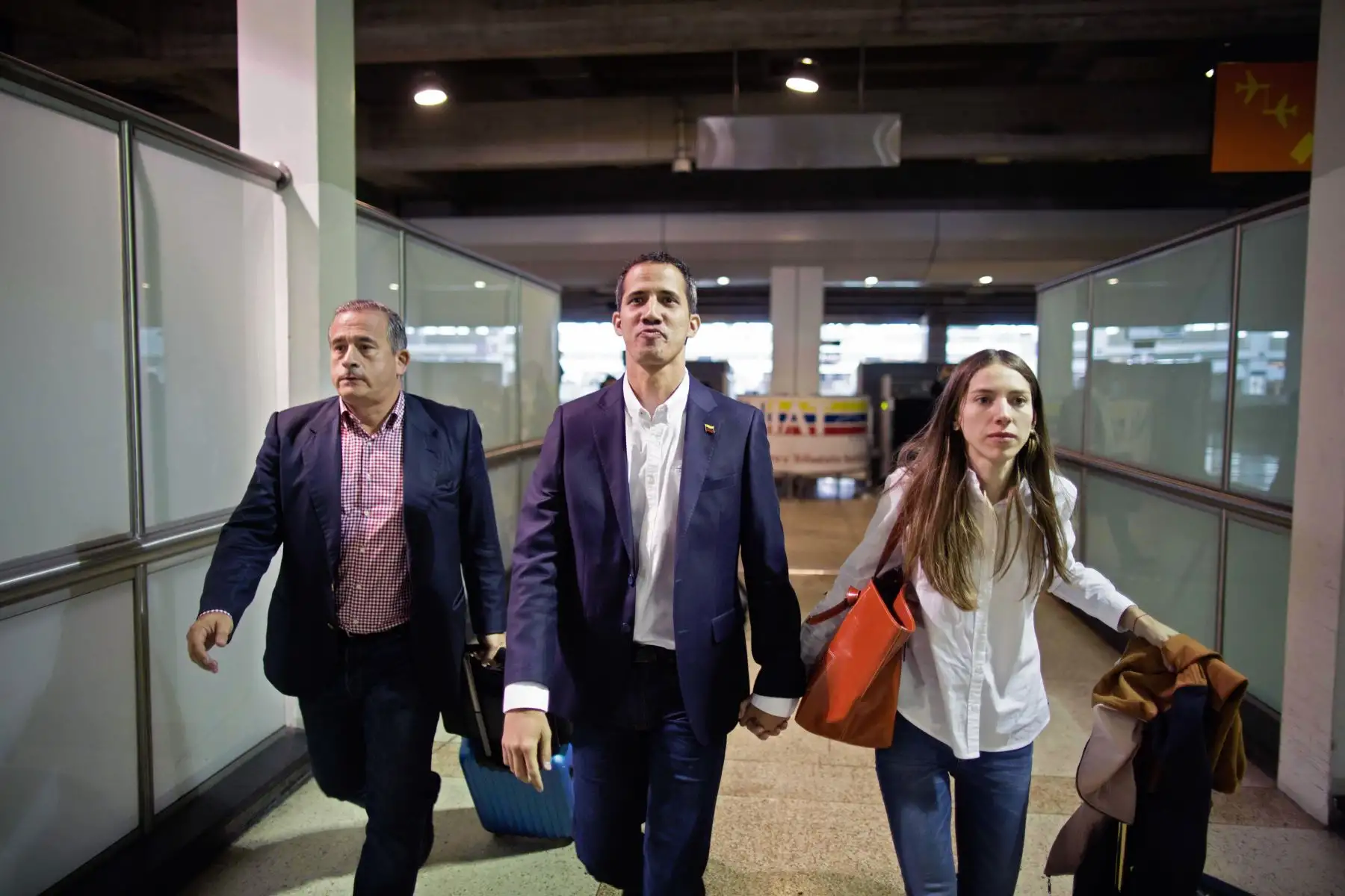 El presidente interino Juan Guaido junto a su esposa Fabiana Rosales llegan al aeropuerto internacional Simón Bolívar en Venezuela. Foto: AFP