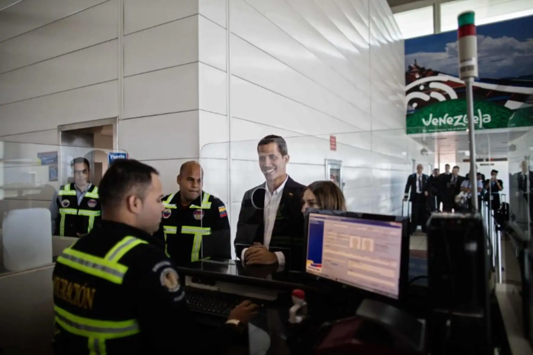 El presidente interino Juan Guaido junto a su esposa Fabiana Rosales llegan al aeropuerto internacional Simón Bolívar en Venezuela. Foto: AFP