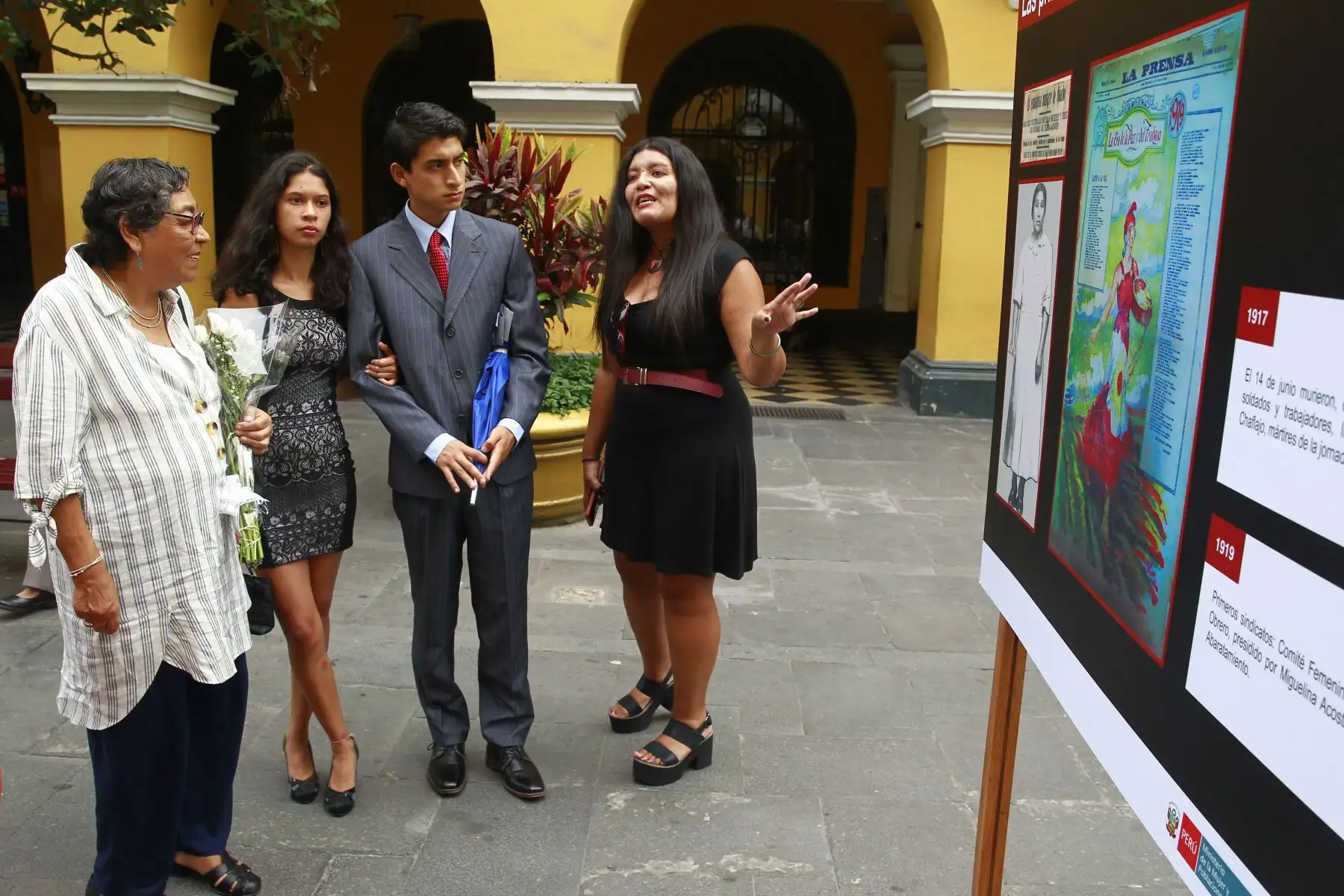 Curadora Karen Bernedo ,hace visita guiada de la Muestra Fotográfica "Las Primeras : Mujeres al Encuentro de la Historia".,en el Centro Historico de Lima.Foto: ANDINA/Eddy Ramos