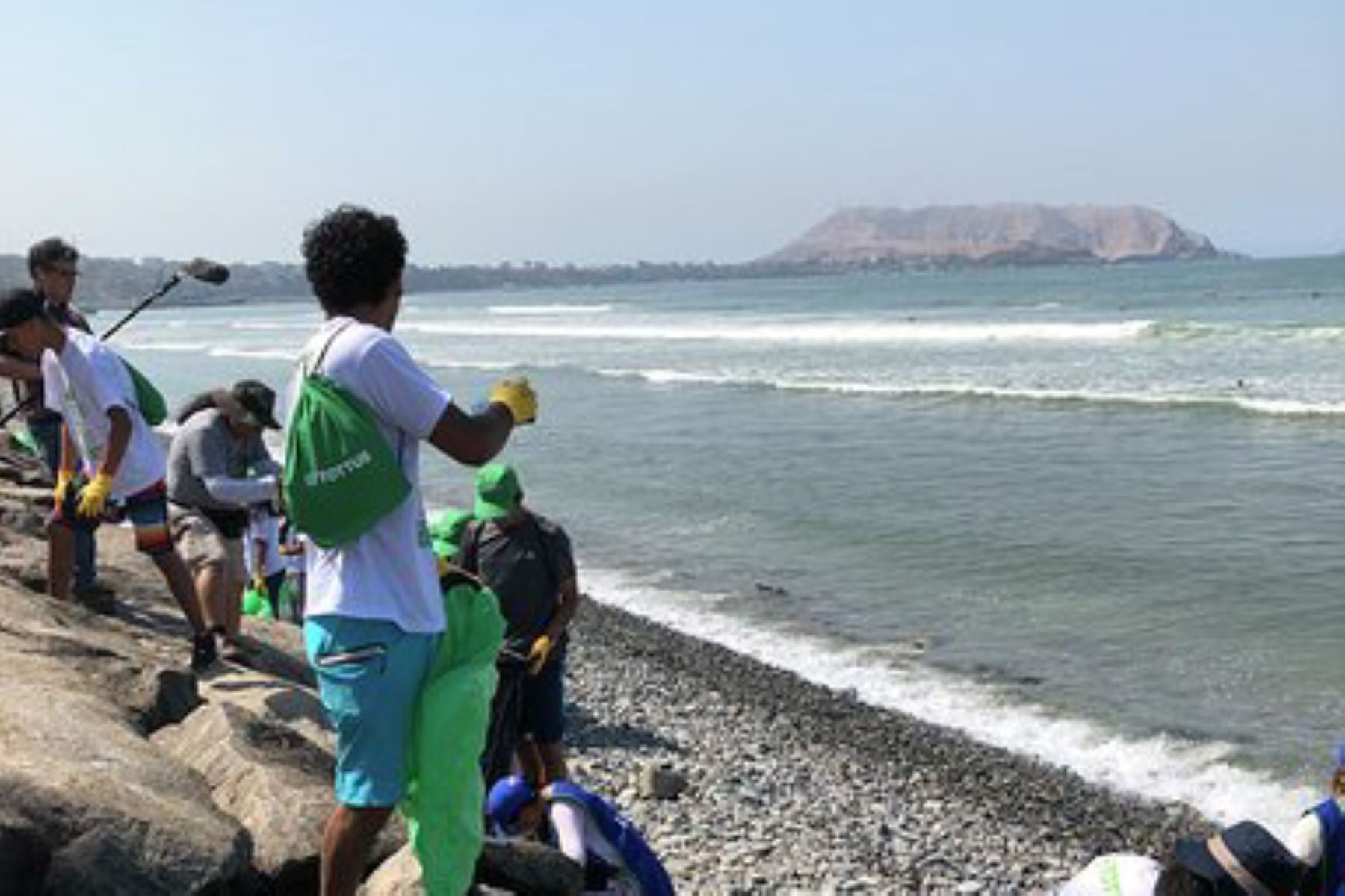 Voluntarios recogieron cerca de media tonelada de basura de cuatro playas limeñas y de la laguna Huacachina.