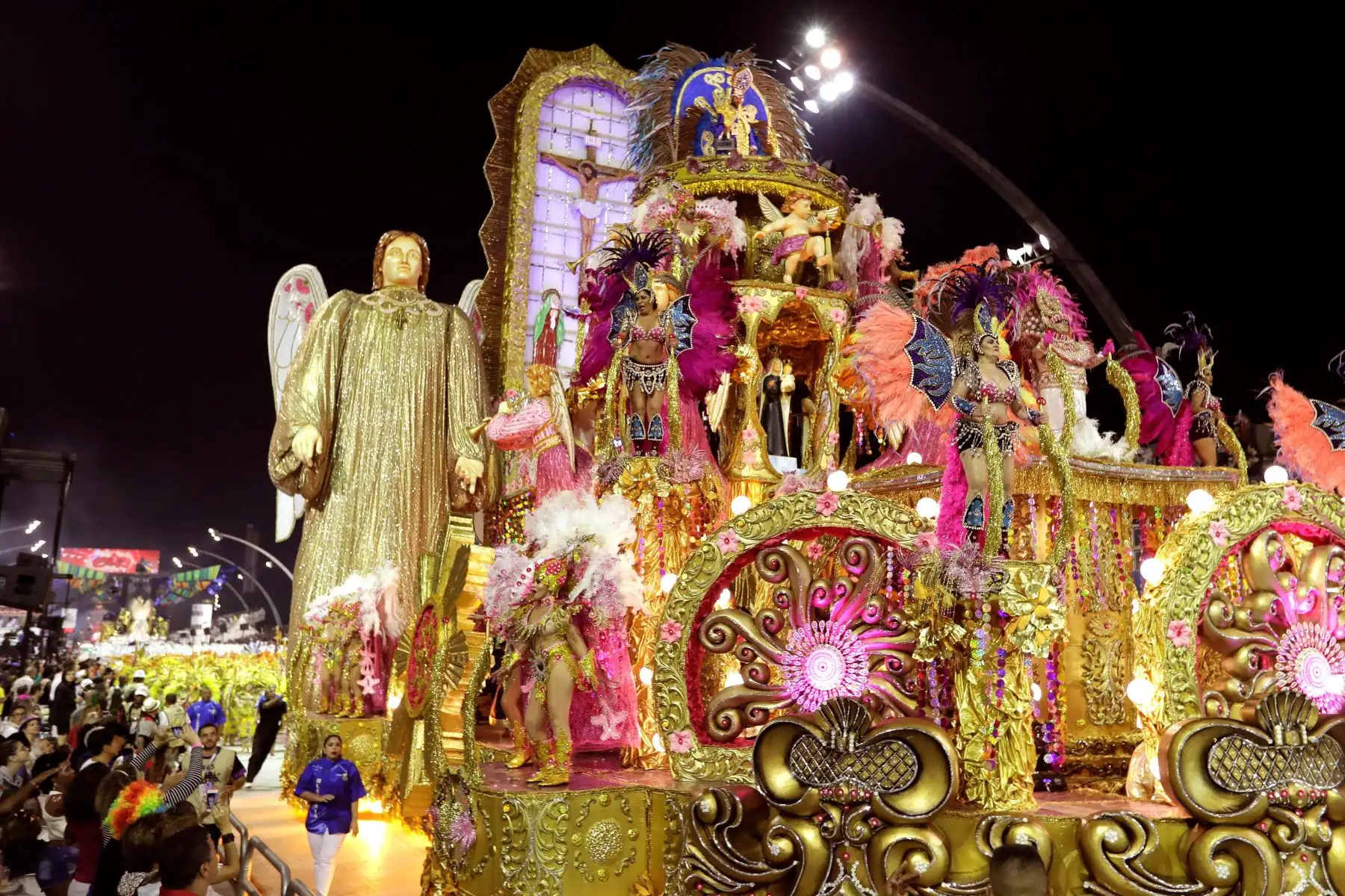 Integrantes de la escuela de samba del Grupo Especial Unidos de Vila Maria en la celebración del pasado domingo del carnaval en el sambódromo de Anhembí en Sao Paulo (Brasil). | Foto: EFE