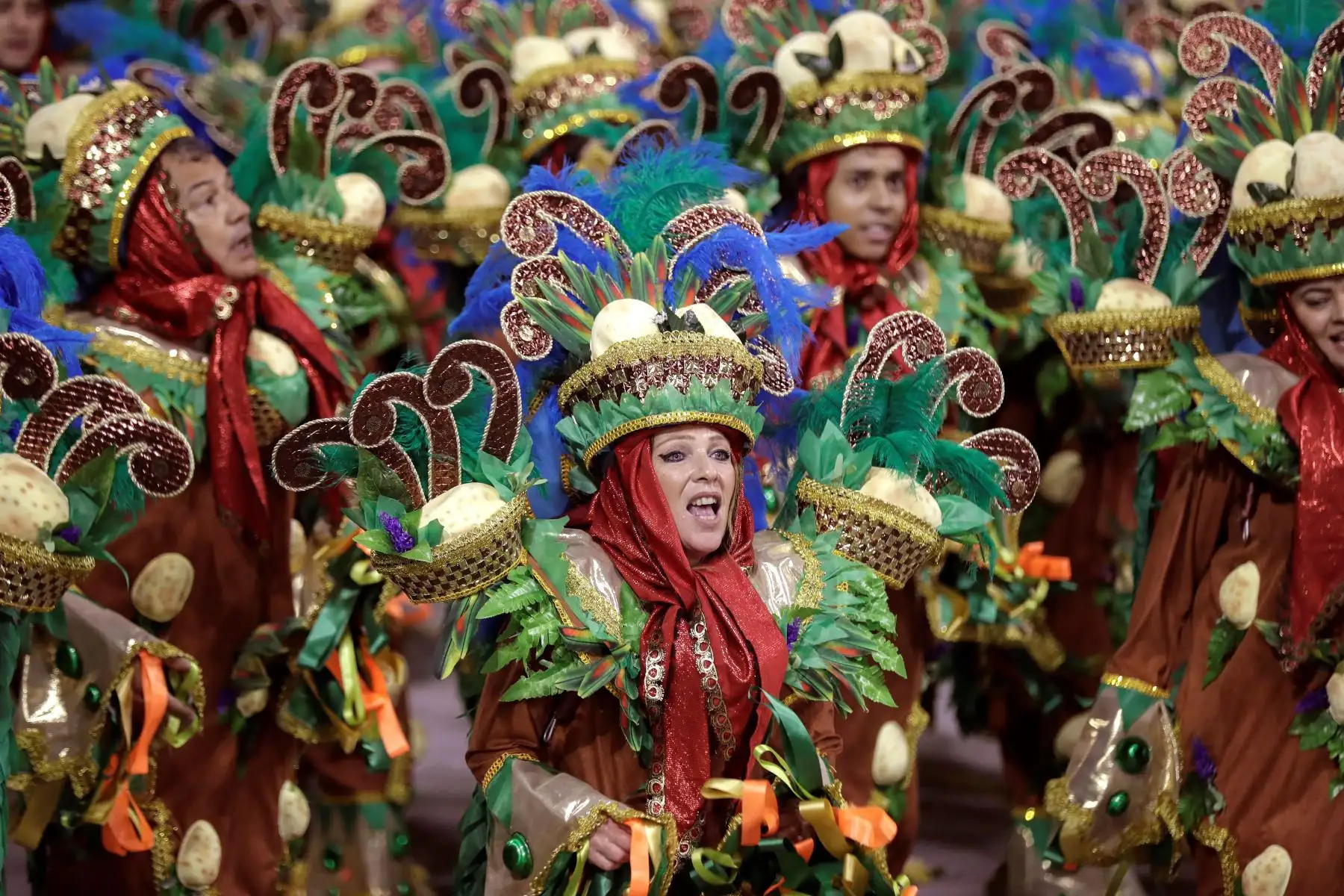 Integrantes de la escuela de samba del Grupo Especial Unidos de Vila Maria en la celebración del pasado domingo del carnaval en el sambódromo de Anhembí en Sao Paulo (Brasil). | Foto: EFE