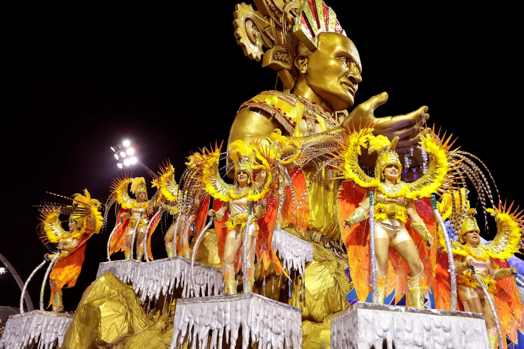 Integrantes de la escuela de samba del Grupo Especial Unidos de Vila Maria en la celebración del pasado domingo del carnaval en el sambódromo de Anhembí en Sao Paulo (Brasil). | Foto: EFE