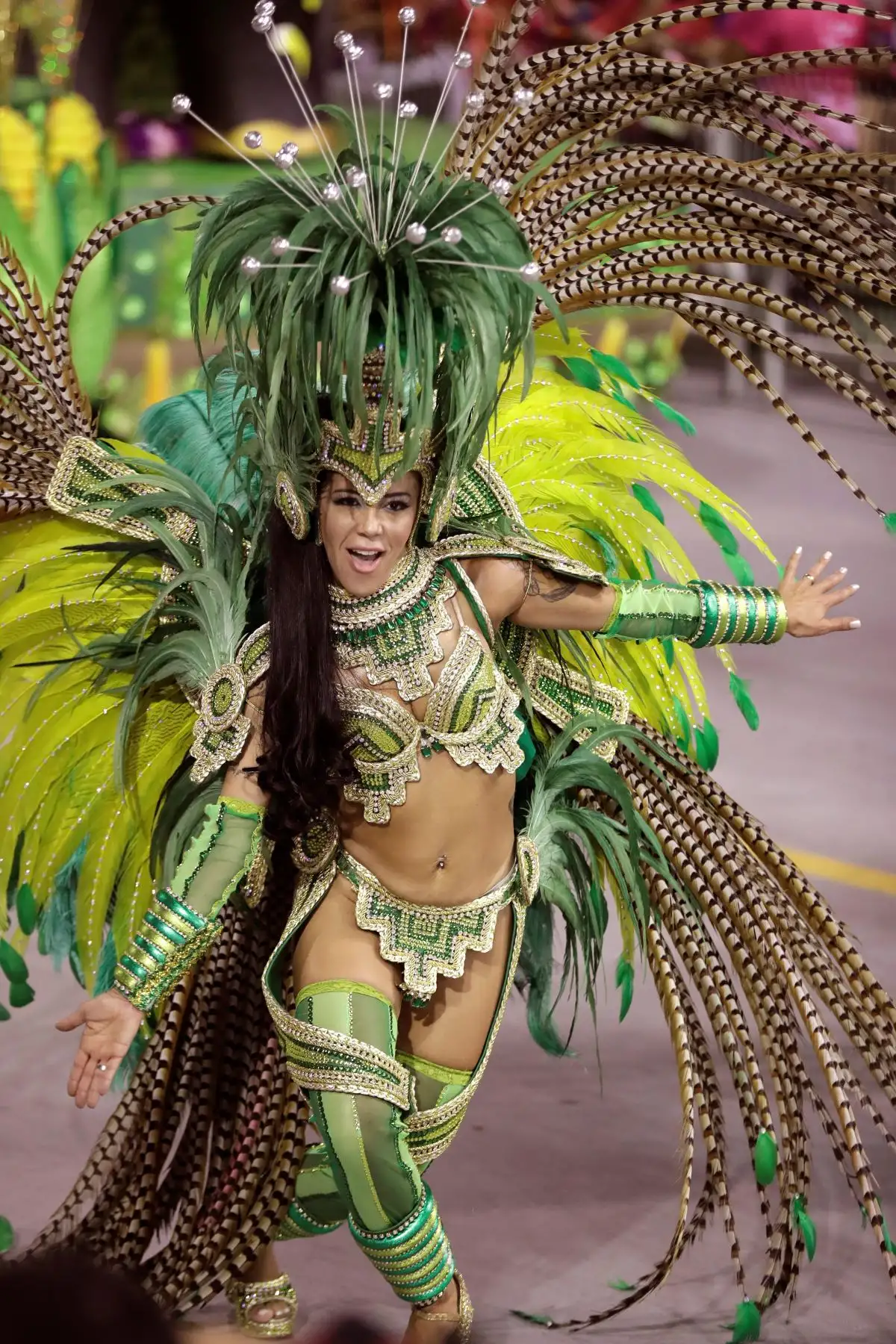 Integrantes de la escuela de samba del Grupo Especial Unidos de Vila Maria en la celebración del pasado domingo del carnaval en el sambódromo de Anhembí en Sao Paulo (Brasil). | Foto: EFE