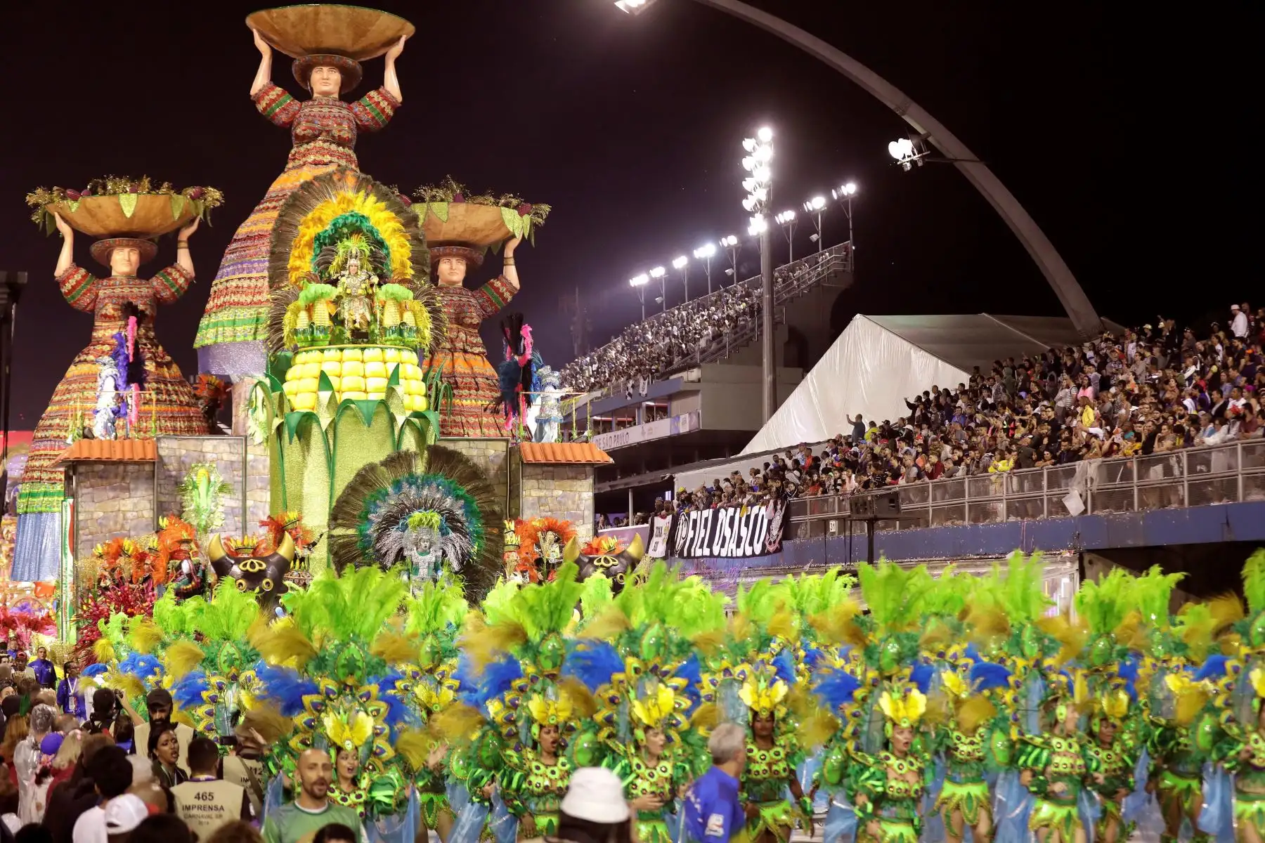 Integrantes de la escuela de samba del Grupo Especial Unidos de Vila Maria en la celebración del pasado domingo del carnaval en el sambódromo de Anhembí en Sao Paulo (Brasil). | Foto: EFE