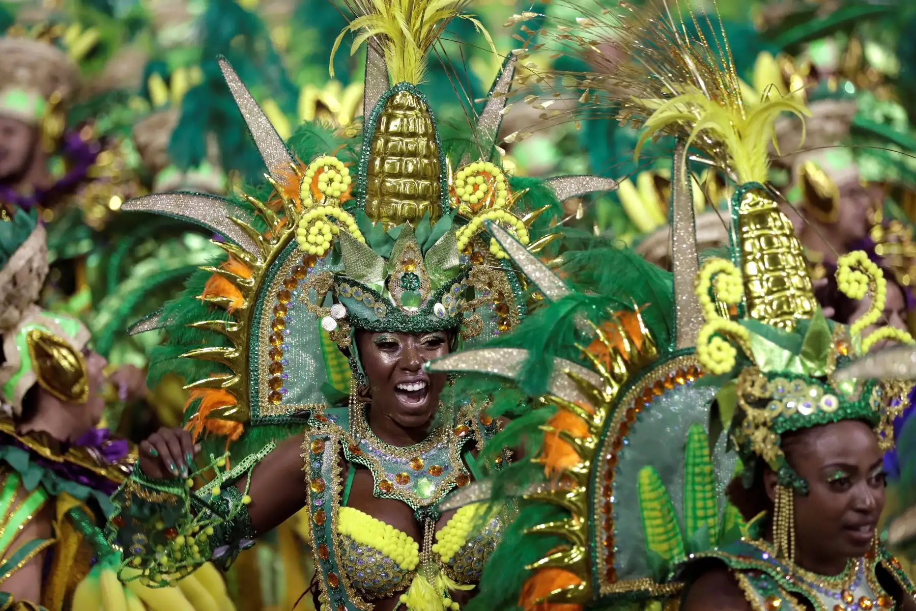 Integrantes de la escuela de samba del Grupo Especial Unidos de Vila Maria en la celebración del pasado domingo del carnaval en el sambódromo de Anhembí en Sao Paulo (Brasil). | Foto: EFE