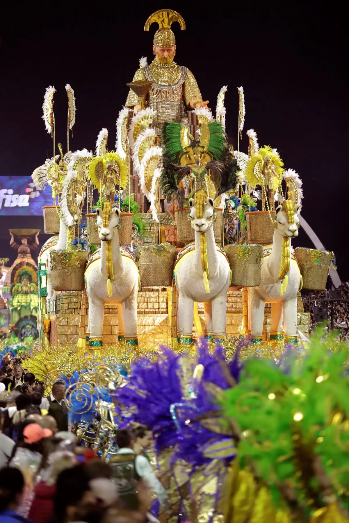 Integrantes de la escuela de samba del Grupo Especial Unidos de Vila Maria en la celebración del pasado domingo del carnaval en el sambódromo de Anhembí en Sao Paulo (Brasil). | Foto: EFE
