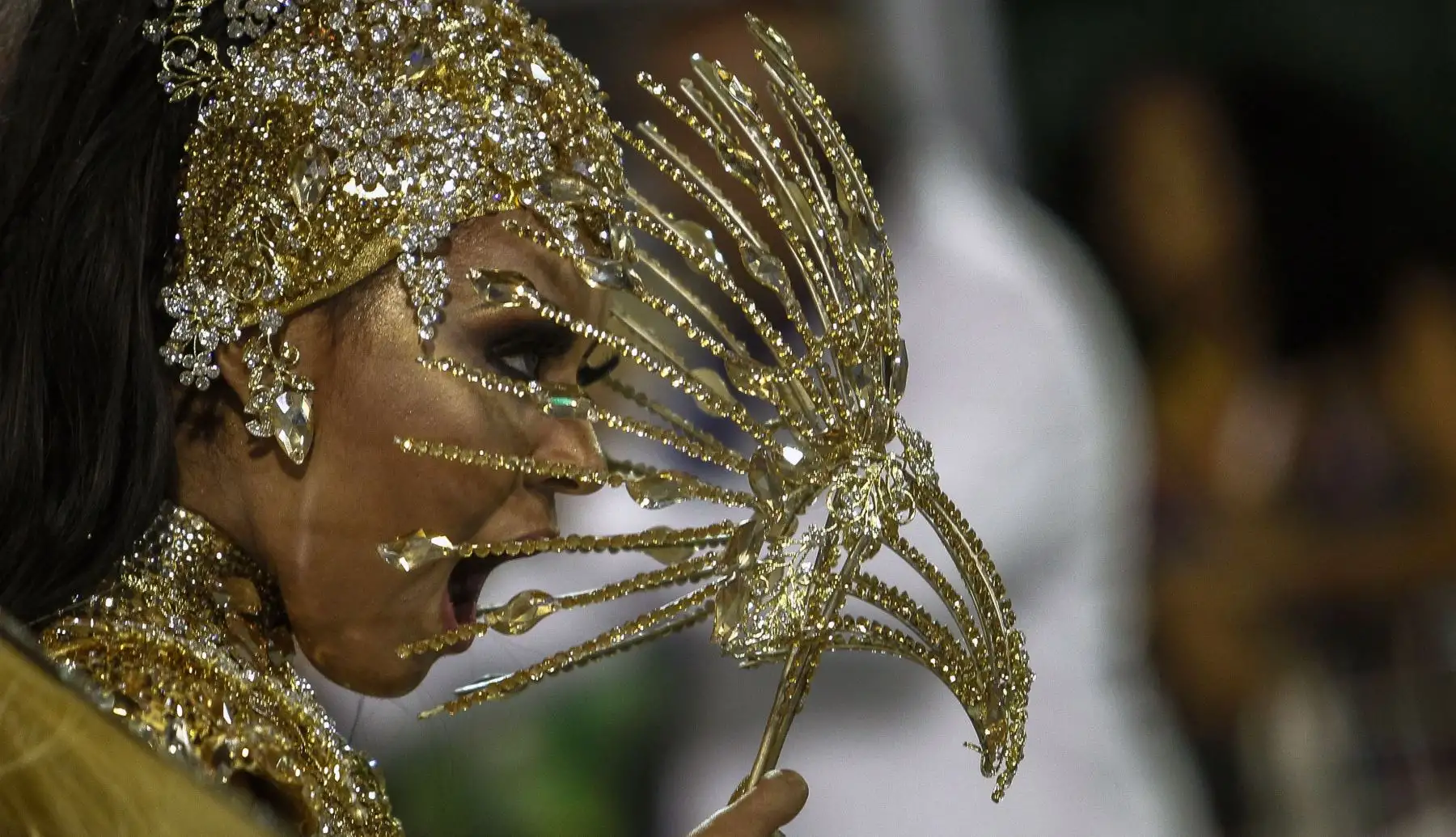 Una bailarina de la escuela de samba "Unidos de Vila Maria" se presenta durante la segunda noche de carnaval en Sao Paulo, Brasil, en el Sambódromo de la ciudad. | Foto: AFP